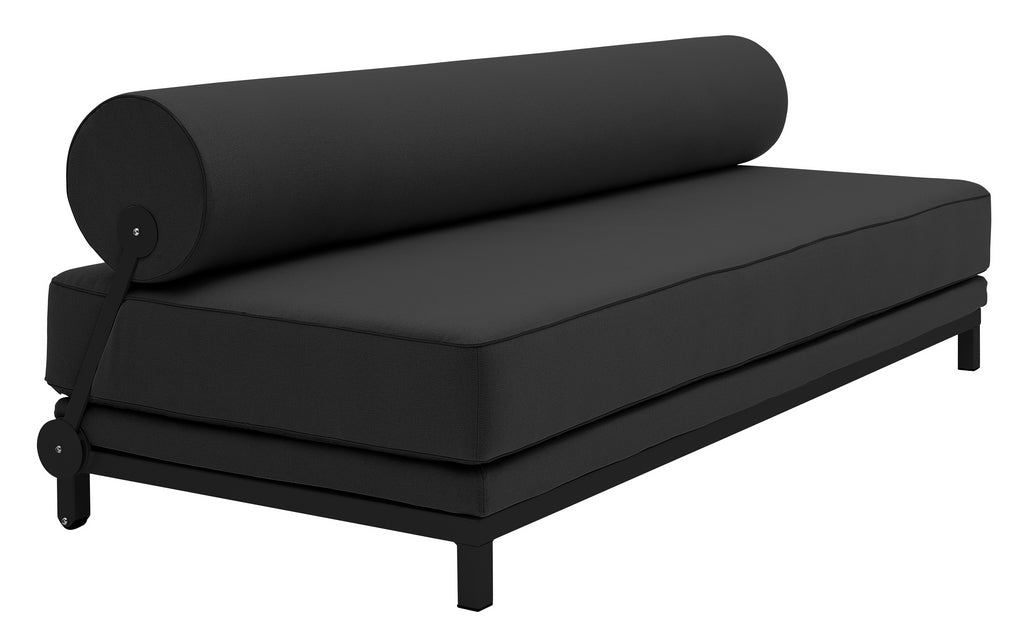 Le Canapé-Lit Nyx de BUSK+HERTZOG pour Monsieur Bureau est un lit de jour noir moderne avec un coussin d'assise rectangulaire, un grand dossier cylindrique et une structure métallique avec des pieds courts.