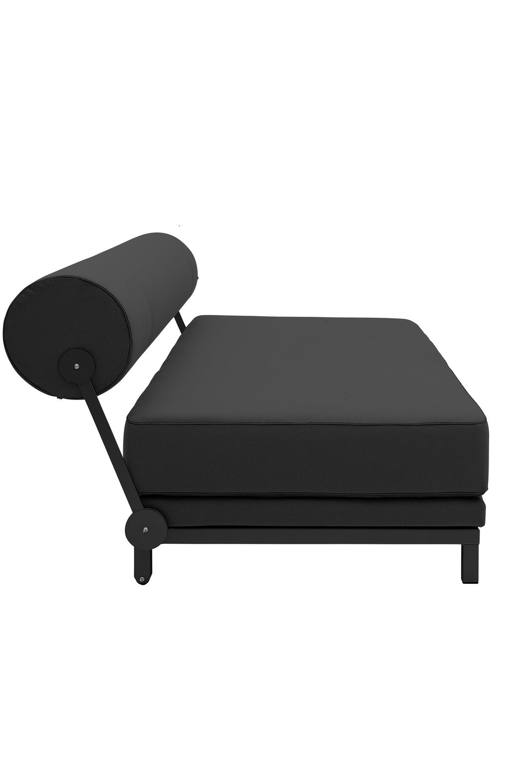 Vue latérale du Canapé-Lit Nyx par BUSK+HERTZOG pour Monsieur Bureau - un lit de jour noir moderne avec un coussin de traversin cylindrique et un cadre métallique minimaliste, sur un fond blanc uni.