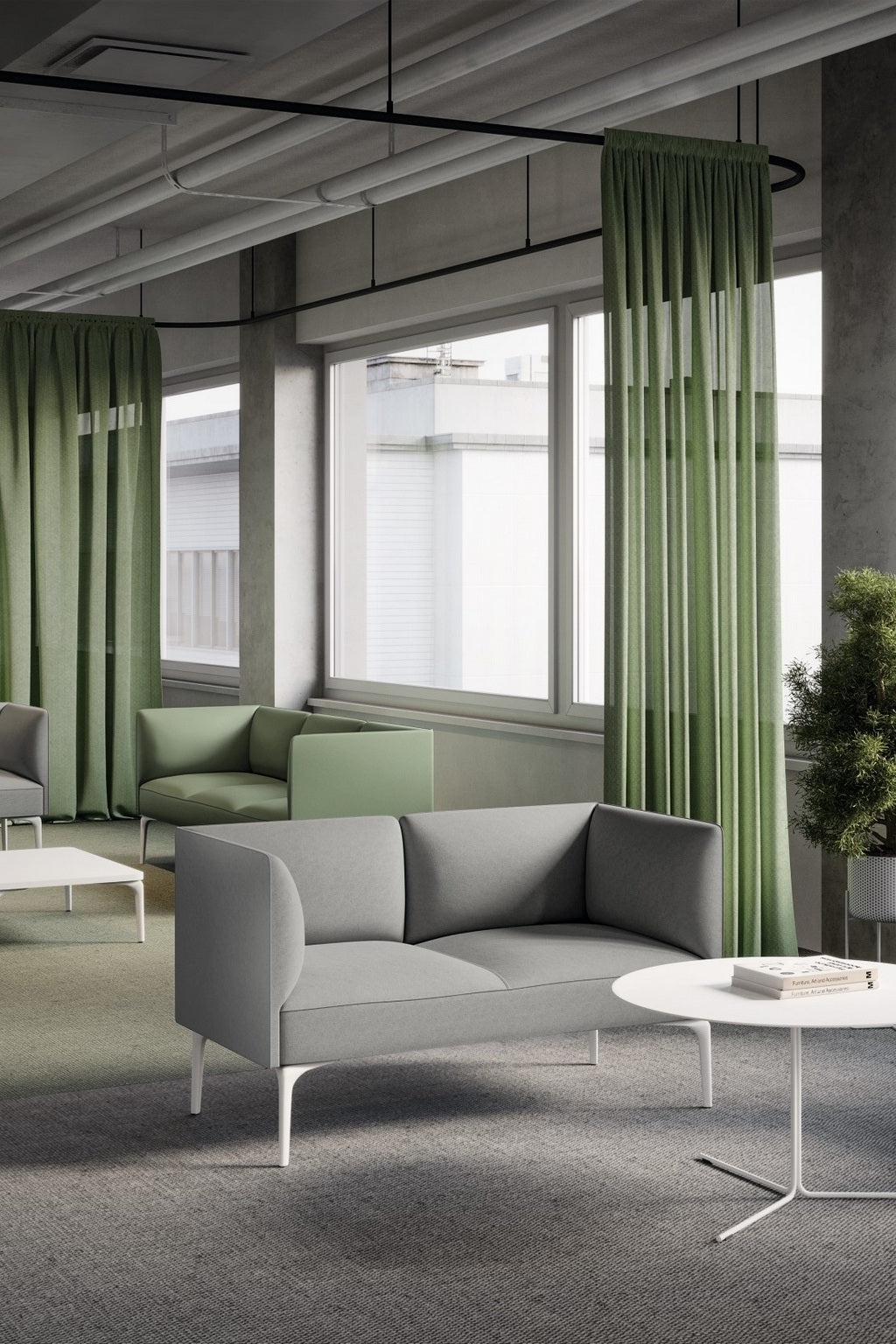Salon de bureau moderne avec le Canapé d'accueil Kay 2 places de Monsieur Bureau, des canapés gris, des rideaux verts, de grandes fenêtres, des tables rondes blanches et une plante en pot. La lumière naturelle crée une atmosphère propre et accueillante.