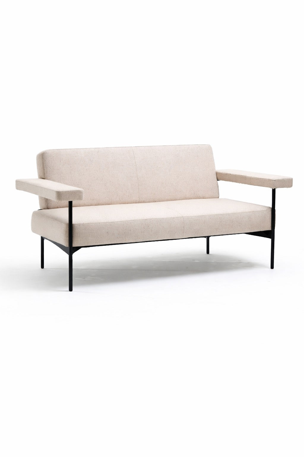 Le Canapé d'accueil Tilos - 2 personnes de Monsieur Bureau se caractérise par des accoudoirs larges et plats et des pieds en métal noir dans un design beige moderne, présenté sur un fond blanc.