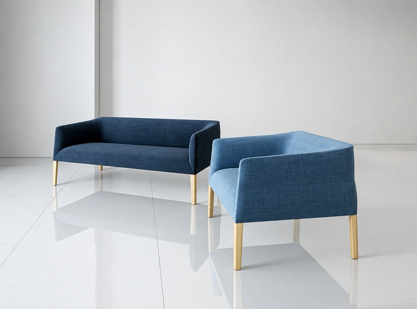 Le Canapé d'accueil lounge Alexi 2 et 3 places de Monsieur Bureau, avec son revêtement bleu et ses pieds en bois clair, est parfait pour les espaces d'accueil ou les espaces professionnels, posé sur un carrelage blanc brillant contre un mur gris clair.