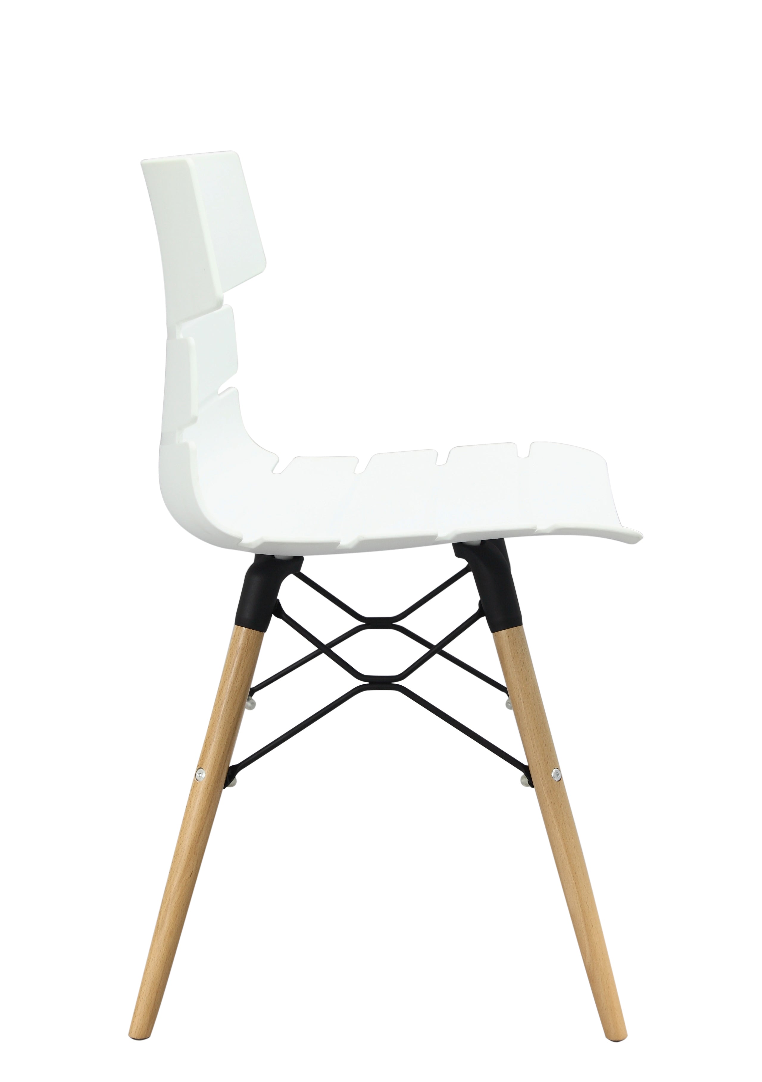 La Chaise Carene Bellini Coque Polypro Pieds Bois de Monsieur Bureau est composée d'une assise moderne en polypropylène blanc, de pieds en bois et de croisillons en métal noir, présentés de profil sur un fond blanc.