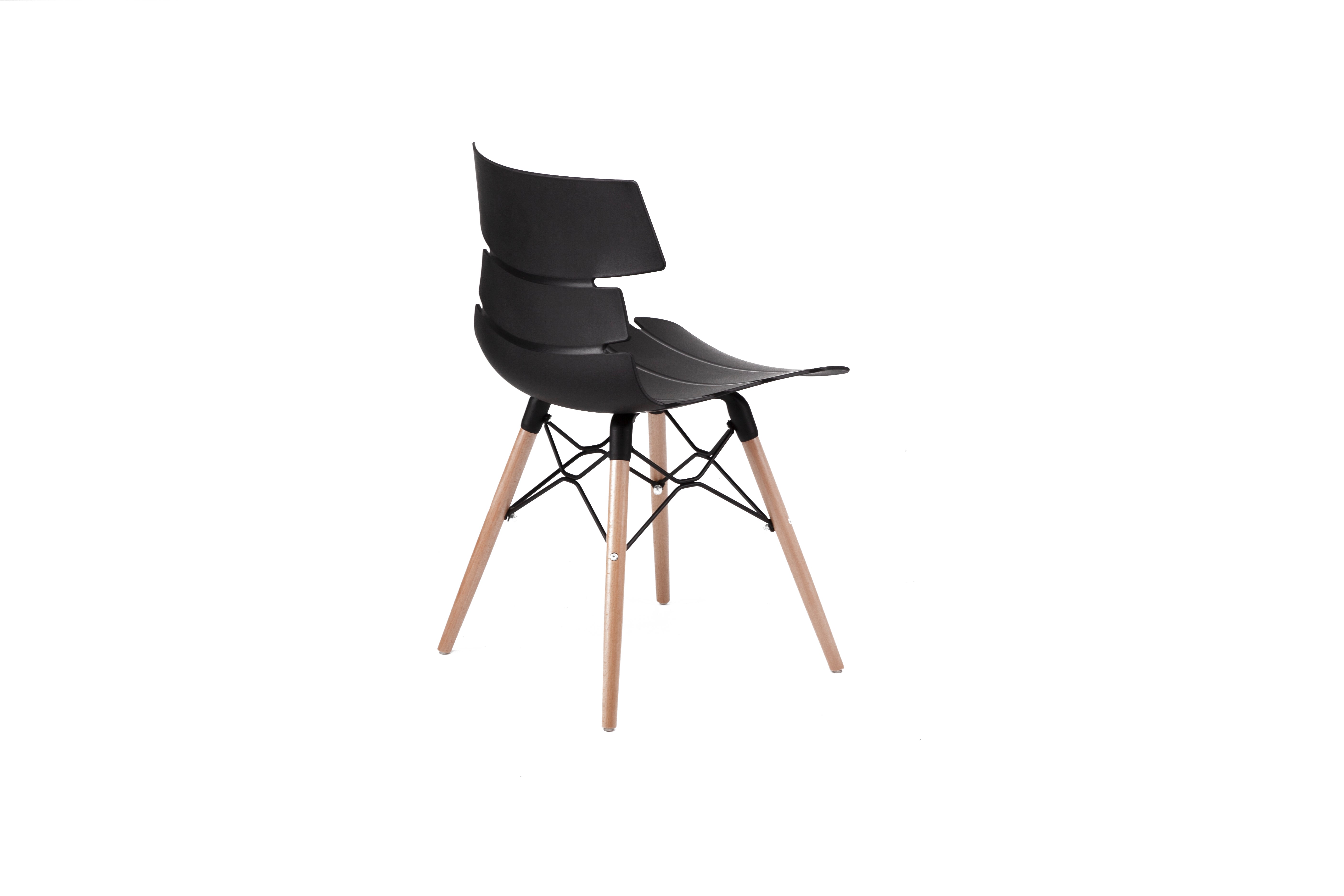 La Chaise Carene Bellini Coque Polypro Pieds Bois de Monsieur Bureau présente un dossier incurvé en polypropylène et des pieds en bois, sur fond blanc.