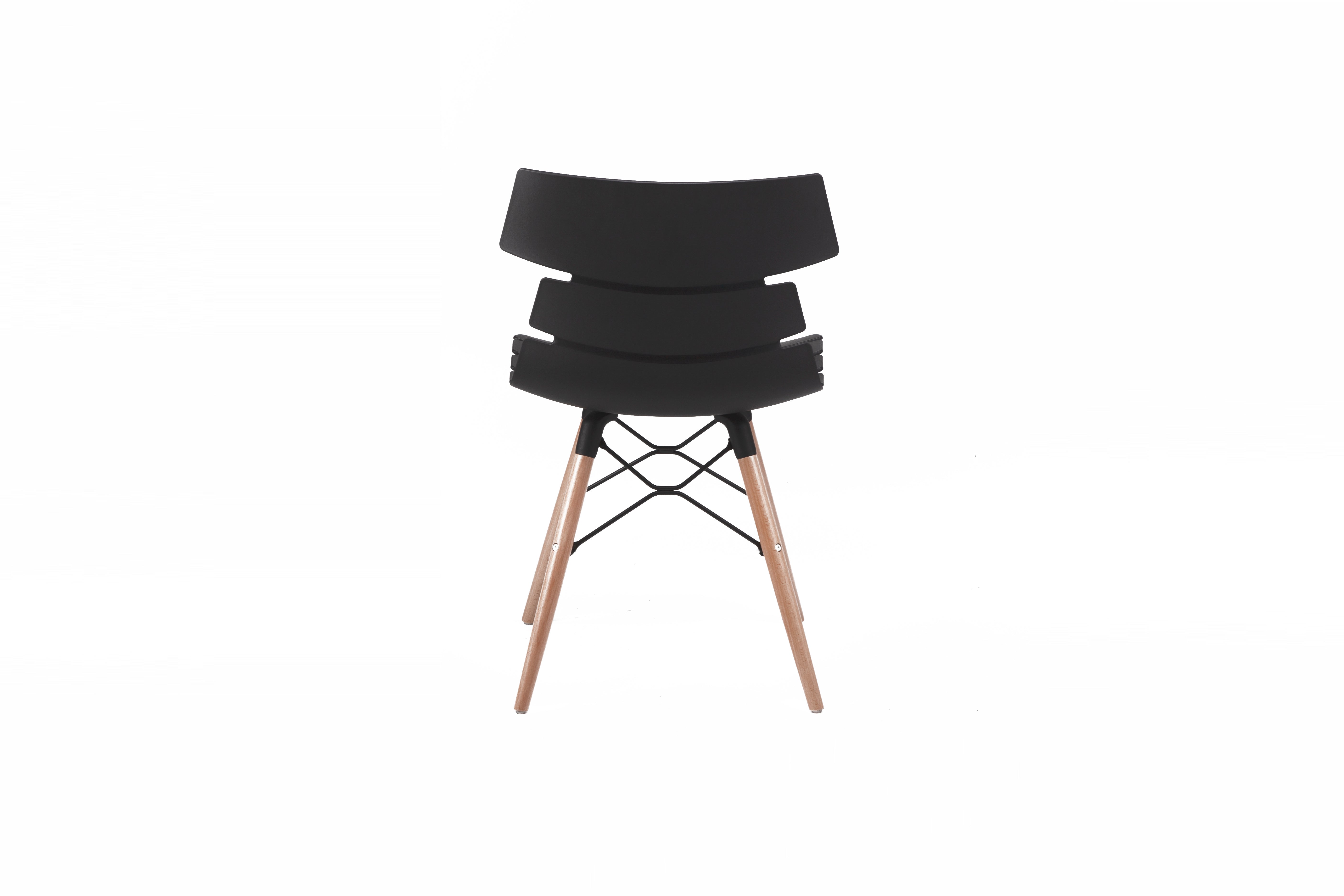 La Chaise Carene Bellini Coque Polypro de Monsieur Bureau se caractérise par un dossier moderne en coque polypropylène noir, des pieds en piètement bois élancés et des supports transversaux en métal noir, présentés sur un fond blanc uni.