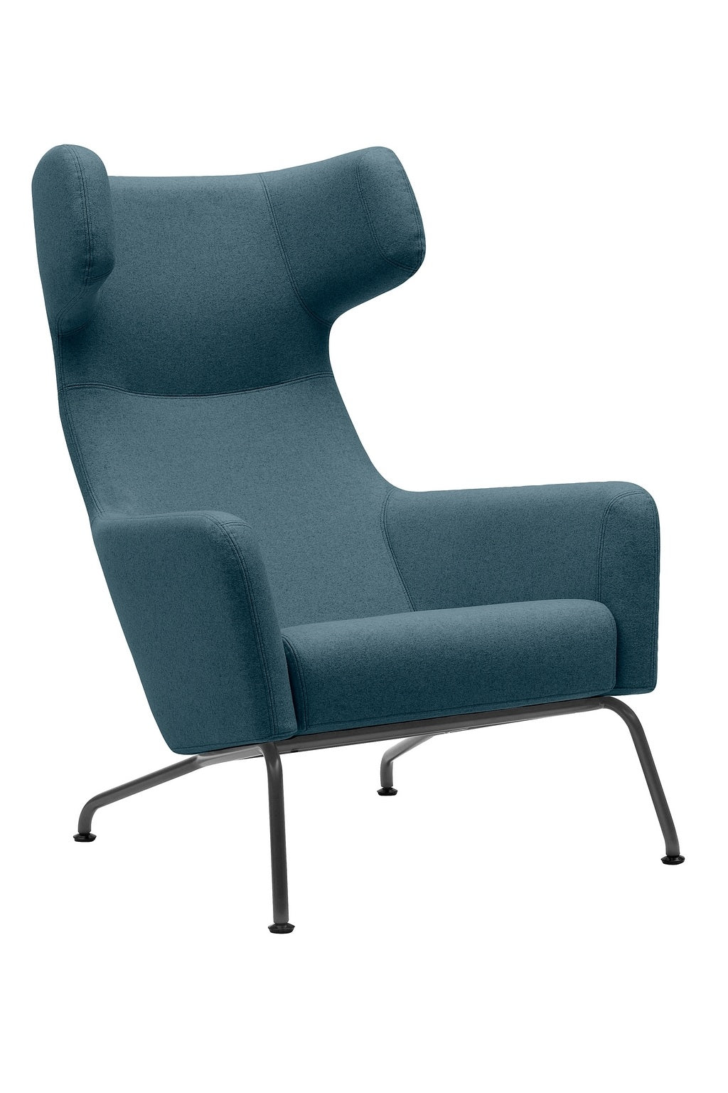 Le Fauteuil lounge Fjord haut dossier de Busk+Hertzog pour Monsieur Bureau se caractérise par un revêtement sarcelle, un haut dossier, de larges accoudoirs et de fins pieds en métal noir, le tout sur fond blanc.
