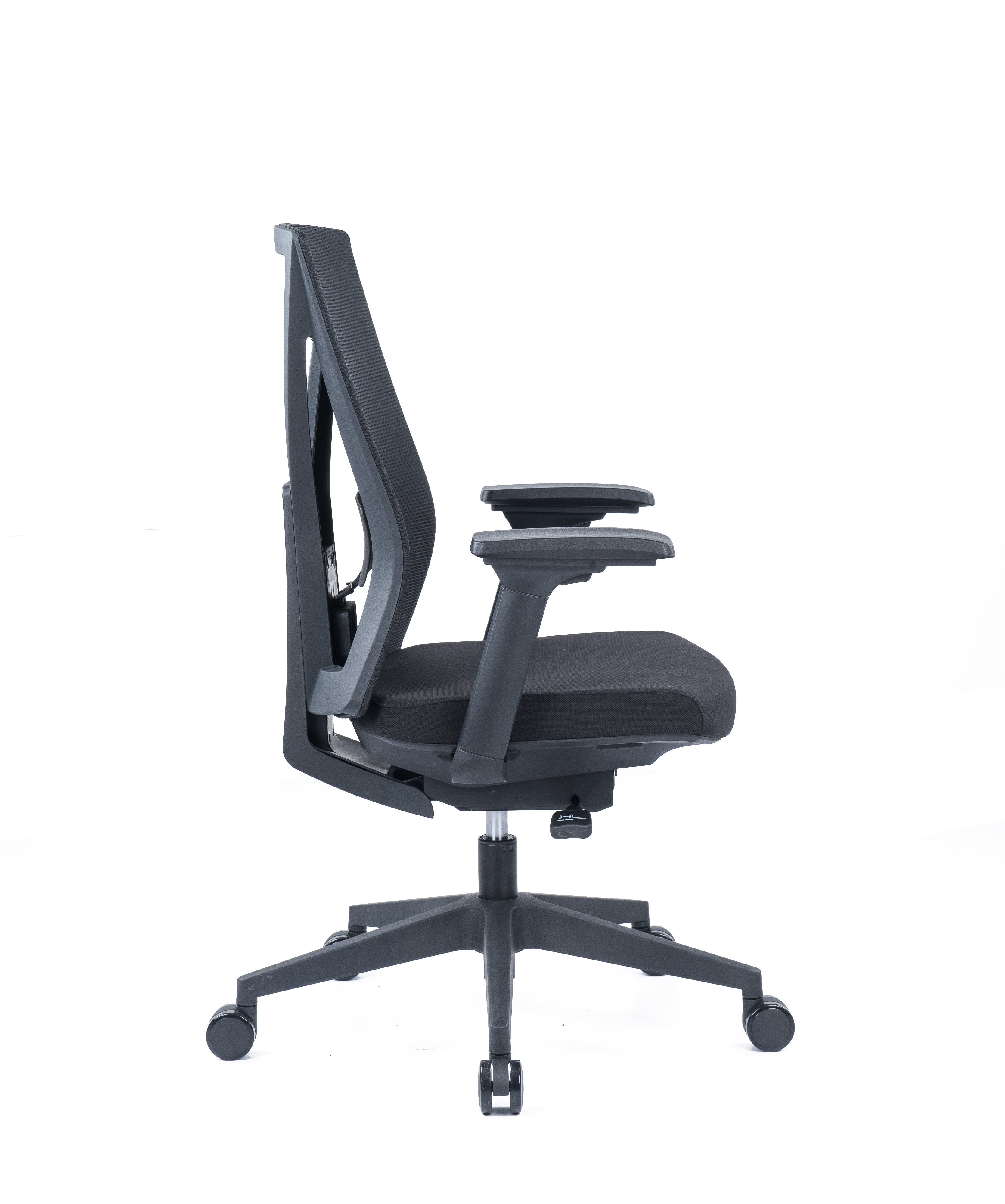 Le Monsieur Bureau Fauteuil Auriga Mécanisme Basculant Décentré est un siège de bureau ergonomique noir moderne avec accoudoirs réglables, dossier en maille, assise rembourrée et cinq roulettes, présenté de profil sur fond blanc pour un confort professionnel.