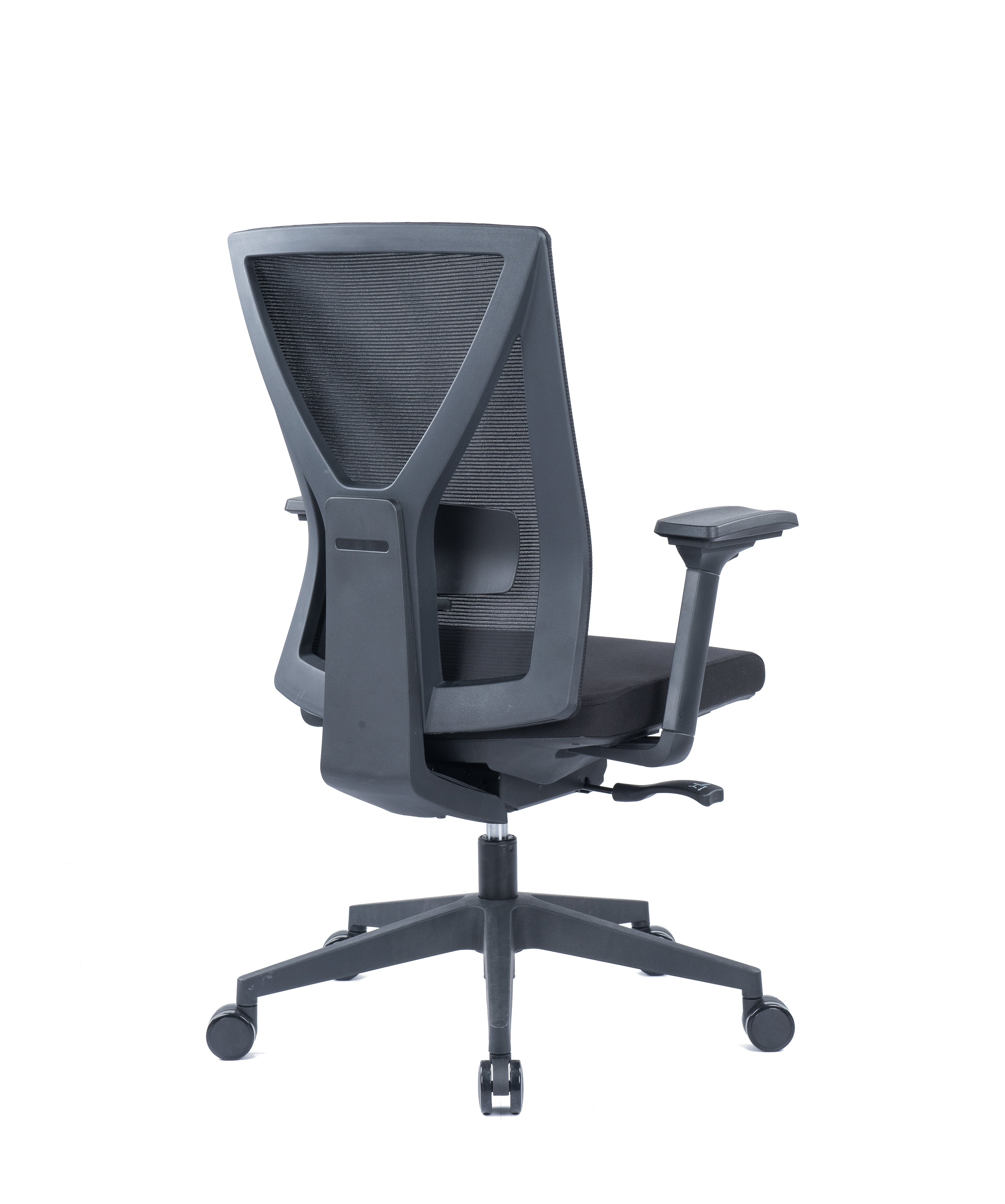 Le fauteuil Auriga Mécanisme Basculant Décentré de Monsieur Bureau, en noir avec dossier mesh, accoudoirs réglables et cinq roulettes, vu de dos sur fond blanc, assure un confort professionnel optimal.