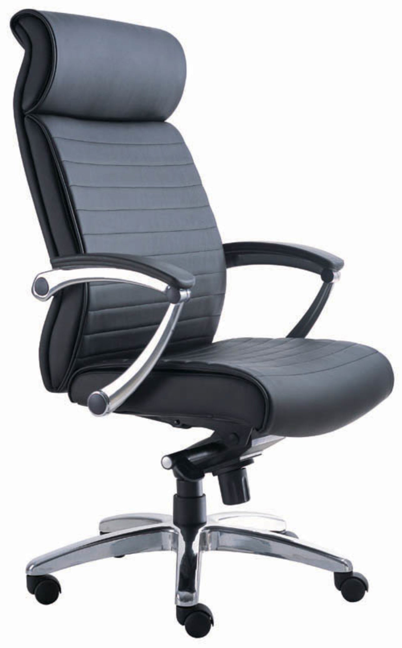 Le Fauteuil de direction cuir Hydri de Monsieur Bureau est doté d'un design ergonomique, d'une assise et d'un dossier rembourrés, d'accoudoirs chromés, d'une hauteur réglable, d'une base métallique à cinq roues et d'un mécanisme synchrone. Présenté sur fond blanc.