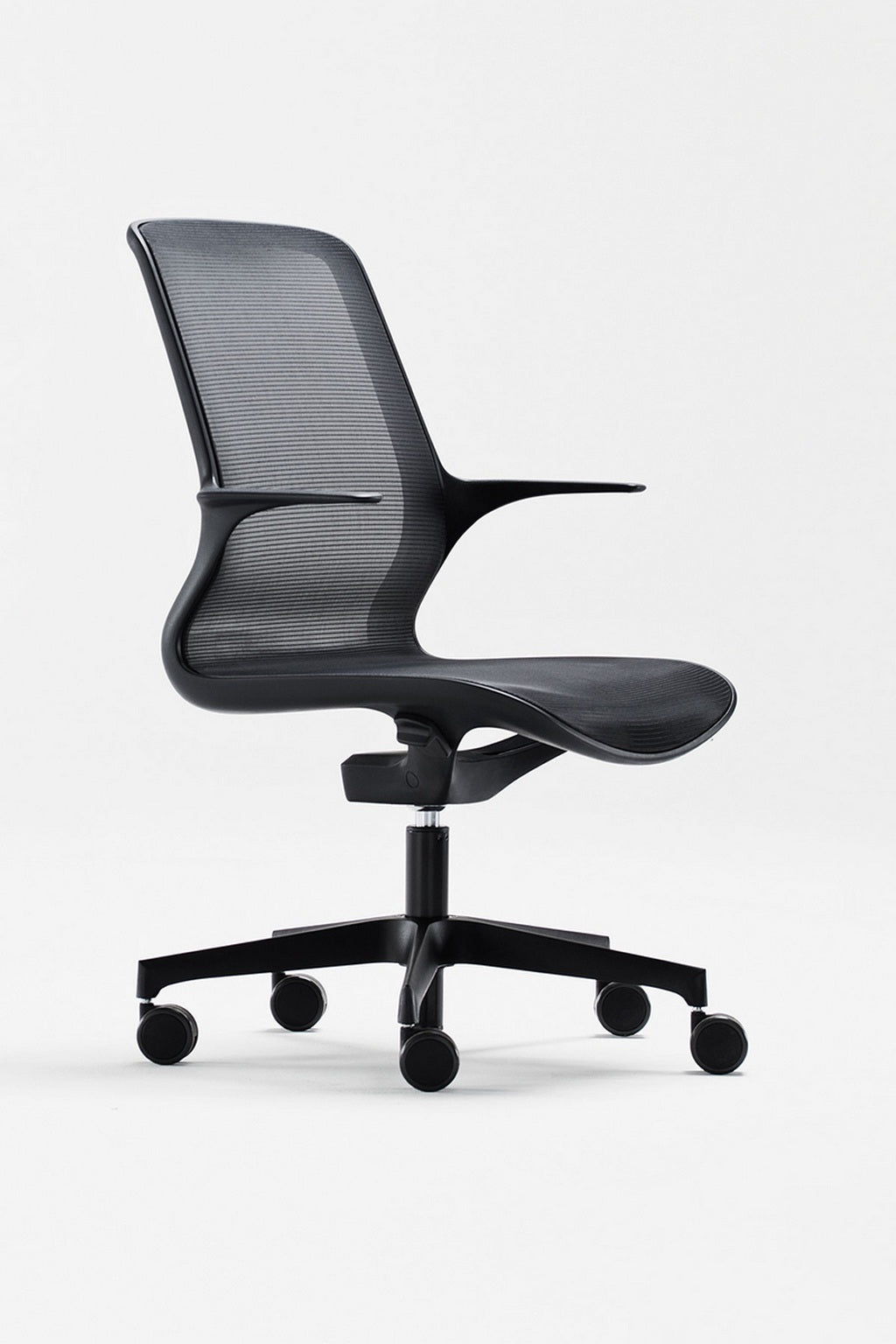 Le Fauteuil de bureau professionnel Nate - Résille noire de Monsieur Bureau est une chaise de bureau moderne de couleur noire avec un haut dossier en maille, des accoudoirs incurvés et une base à cinq roues, présentée sur un fond blanc uni.