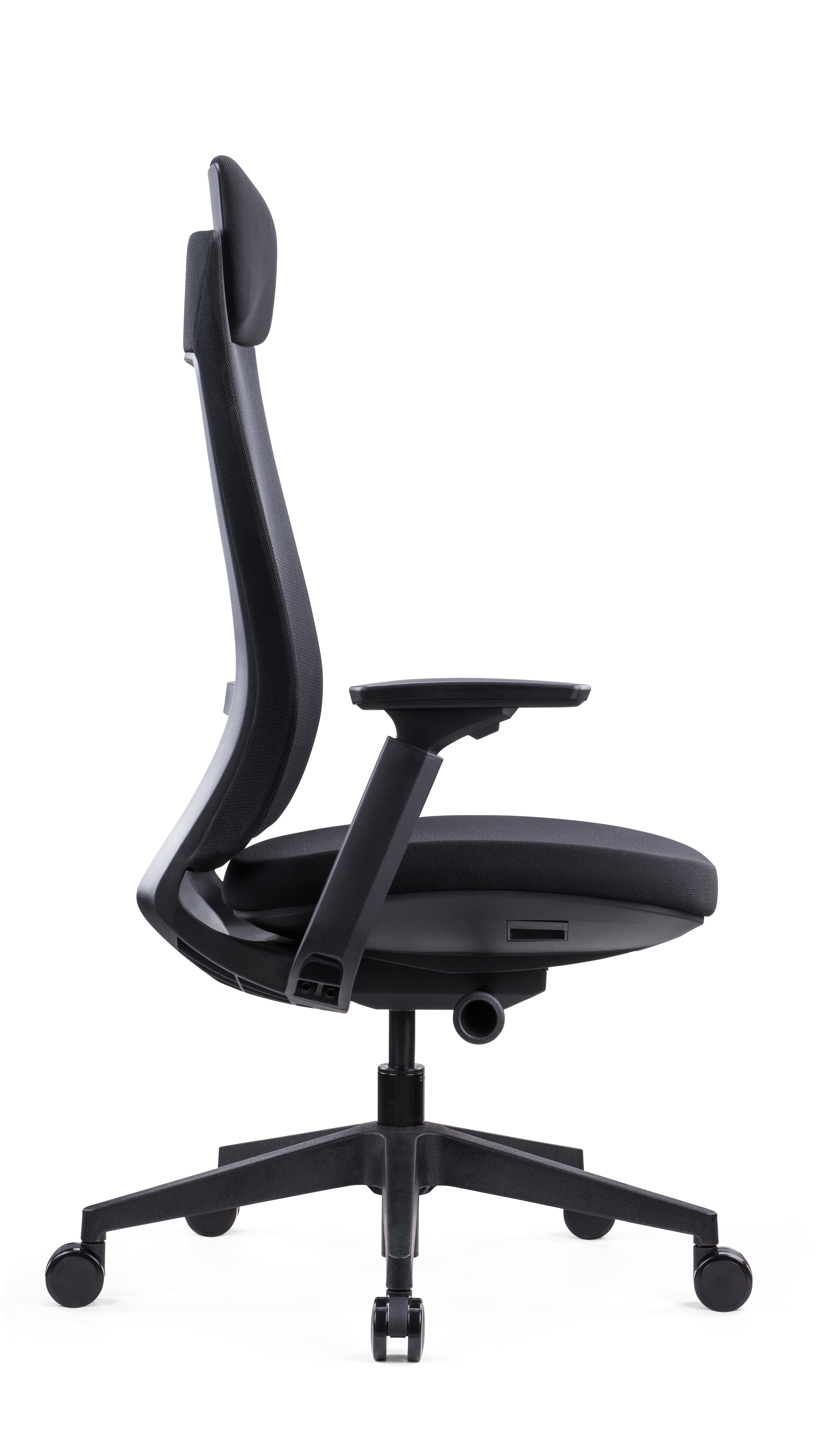 Le Monsieur Bureau Fauteuil Bureau Ergo Cephee Synchrone Tetiere est un siège de bureau ergonomique moderne de couleur noire avec accoudoirs réglables, support lombaire réglable, dossier haut, assise à très haute densité et cinq roues pivotantes, présenté de profil sur fond blanc.