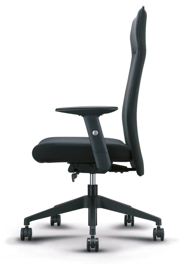 Le fauteuil de bureau ergonomique Cetus Synchrone & Têtière de Monsieur Bureau, en noir, offre soutien intégral, dossier haut, accoudoirs réglables, base à cinq roulettes et rembourrage généreux pour un confort premium.
