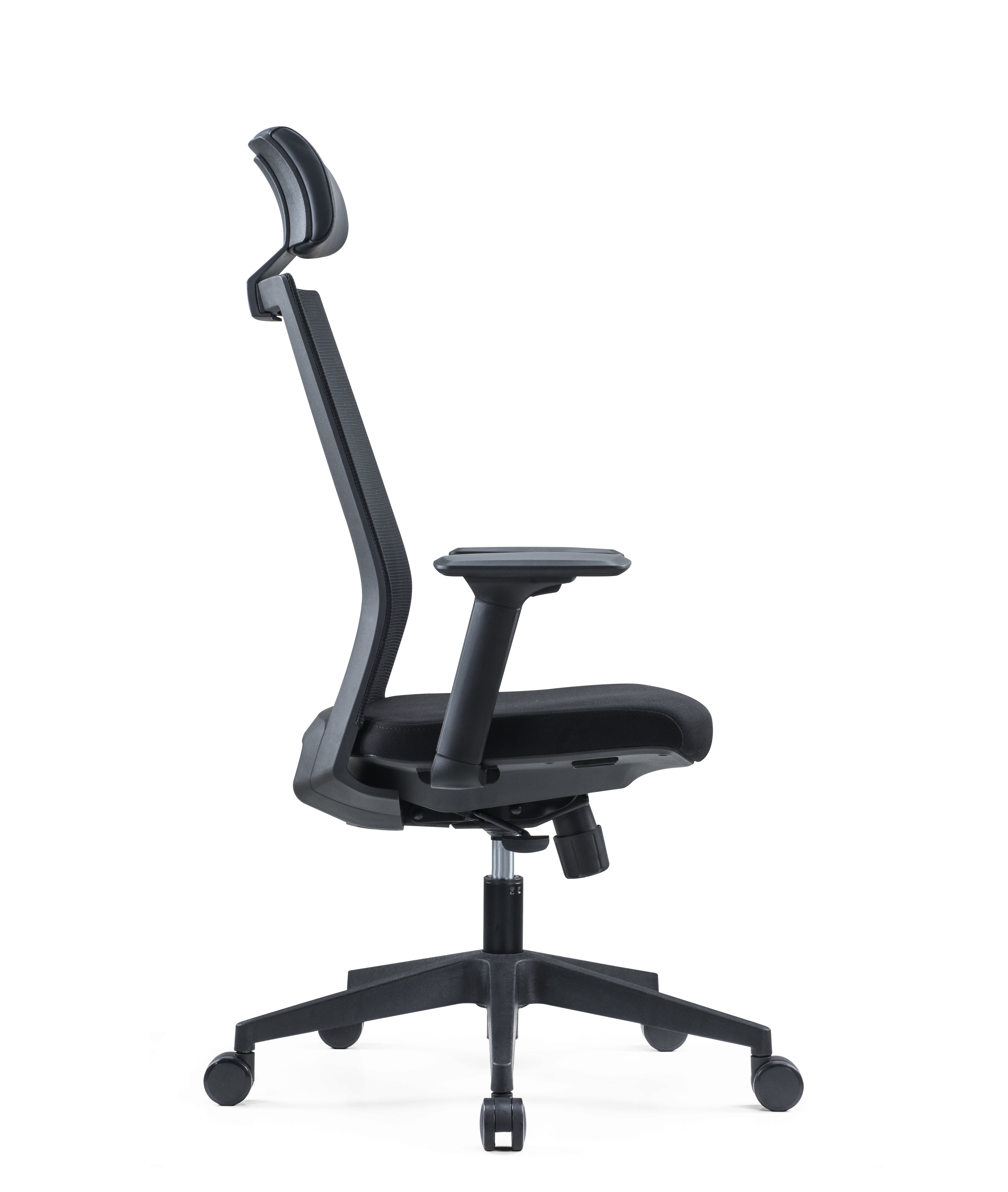 Le Monsieur Bureau Fauteuil Drax Synchrone et Soutien Lombaire est un siège de bureau ergonomique de couleur noire avec accoudoirs réglables, assise rembourrée, appui-tête, piétement à cinq roues et soutien lombaire, présenté en vue latérale sur fond blanc.