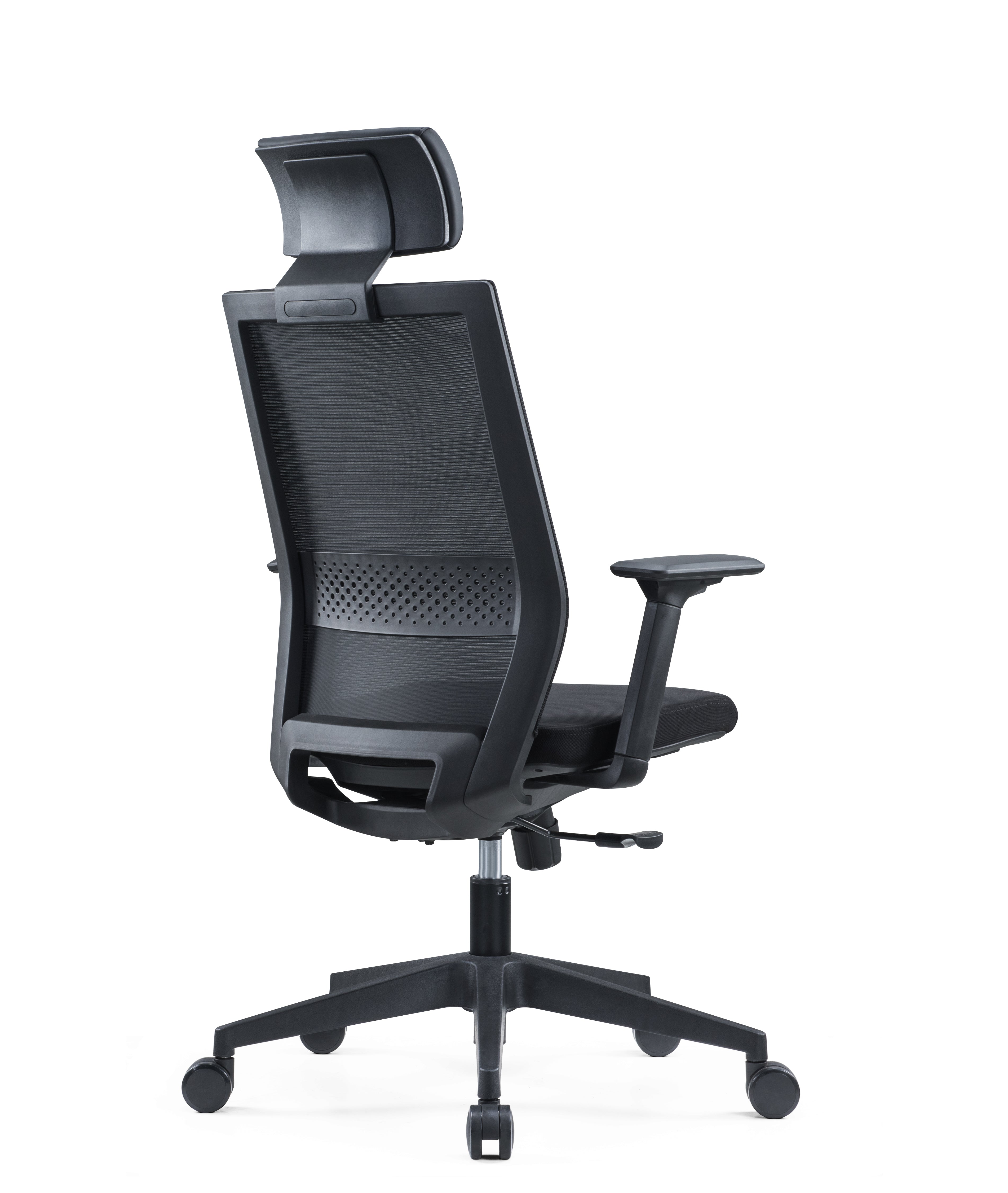 Le Fauteuil Drax Synchrone et Soutien Lombaire de Monsieur Bureau est un siège de bureau moderne noir avec dossier en maille, accoudoirs et appui-tête réglables, soutien lombaire et base à cinq branches sur roulettes, montré depuis un angle arrière sur fond blanc.