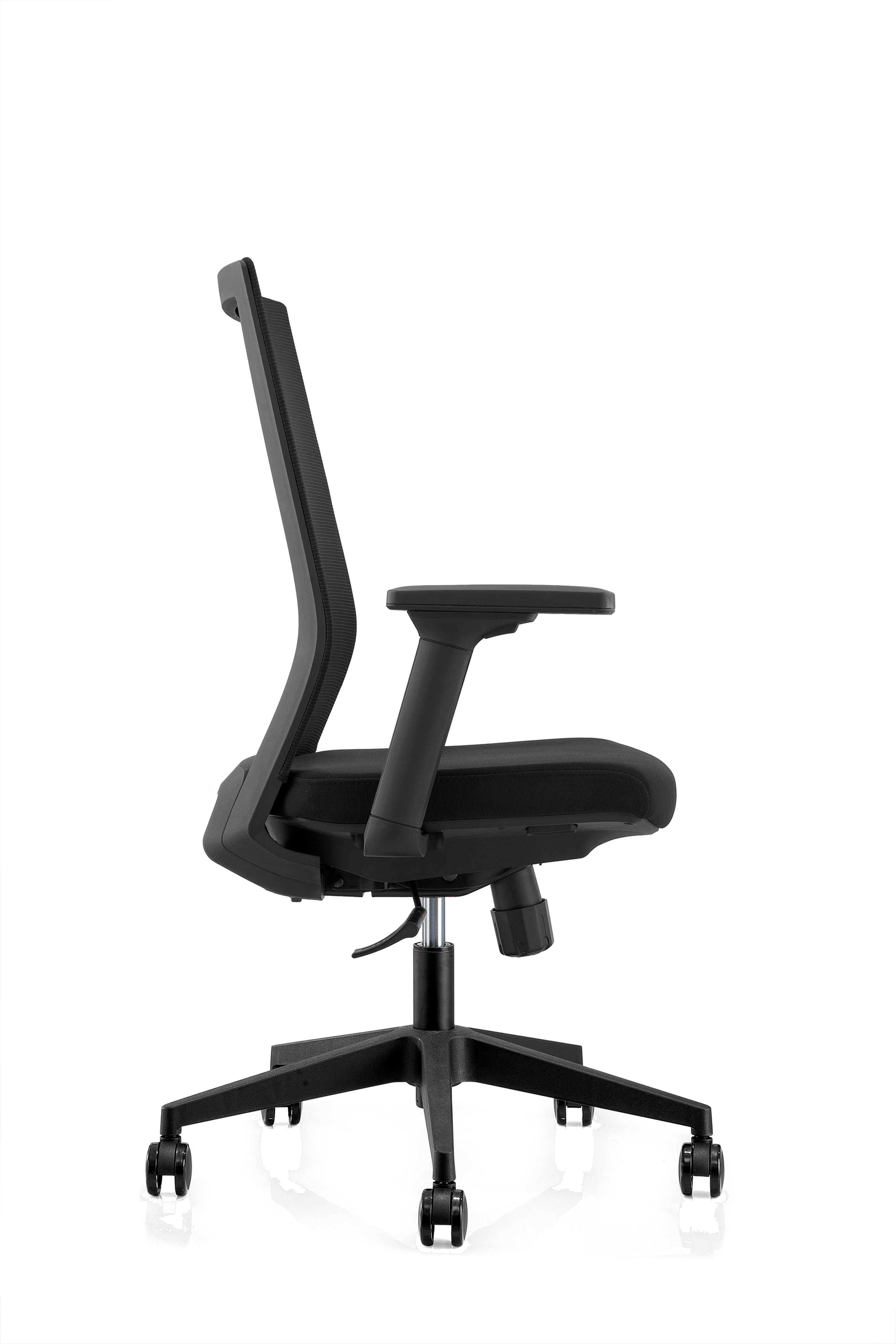 Le Monsieur Bureau Fauteuil Drax Synchrone et Soutien Lombaire est un siège de bureau ergonomique moderne de couleur noire avec accoudoirs réglables, mécanisme synchrone et piétement à cinq roues, présenté de profil sur fond blanc.