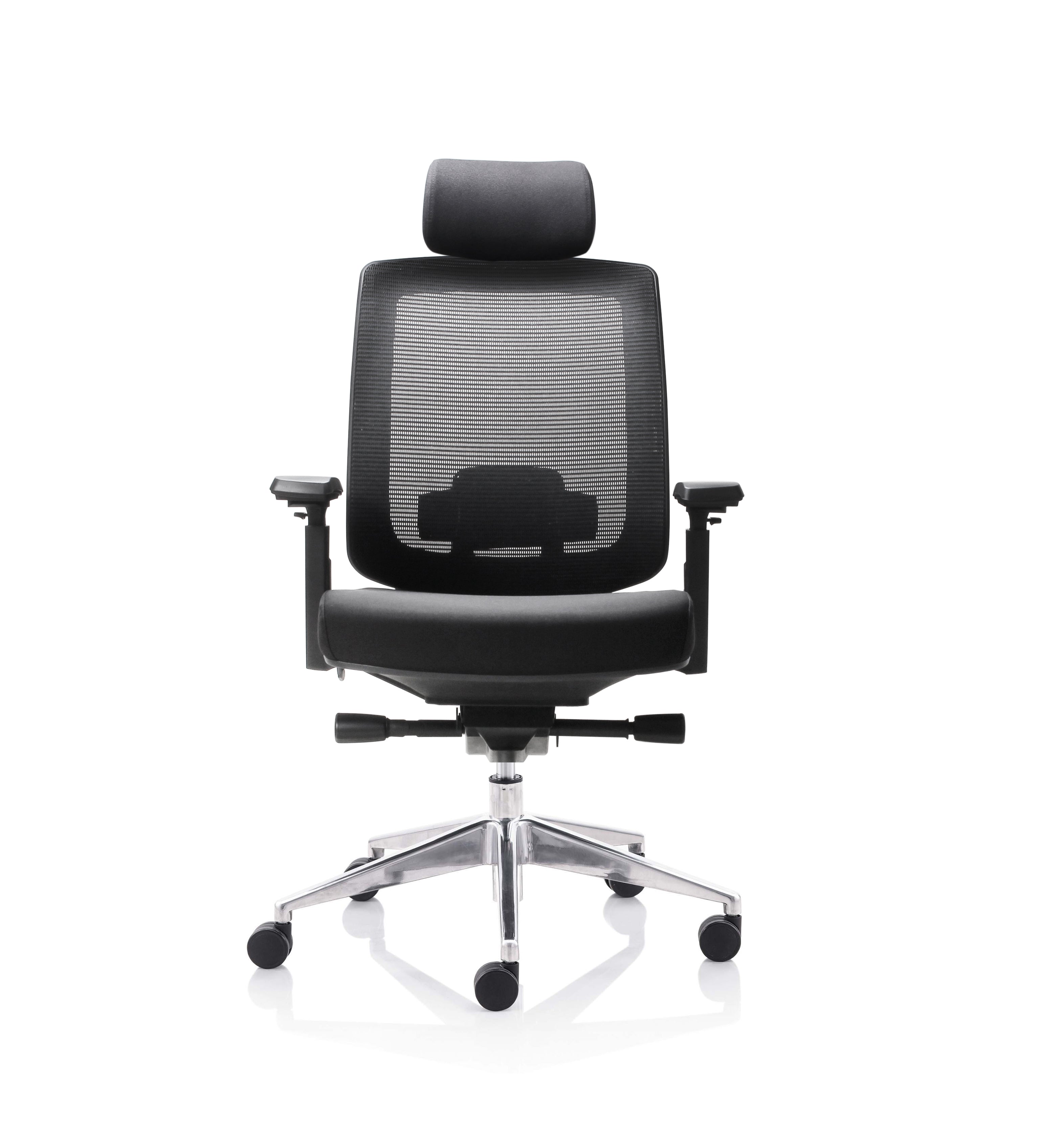 Le Fauteuil Ergonomique Léo avec têtière de Monsieur Bureau est doté d'un dossier en maille noire, d'une assise rembourrée, d'accoudoirs et d'un appui-tête réglables, d'un support lombaire et d'un piètement chromé à cinq roues, sur fond blanc.