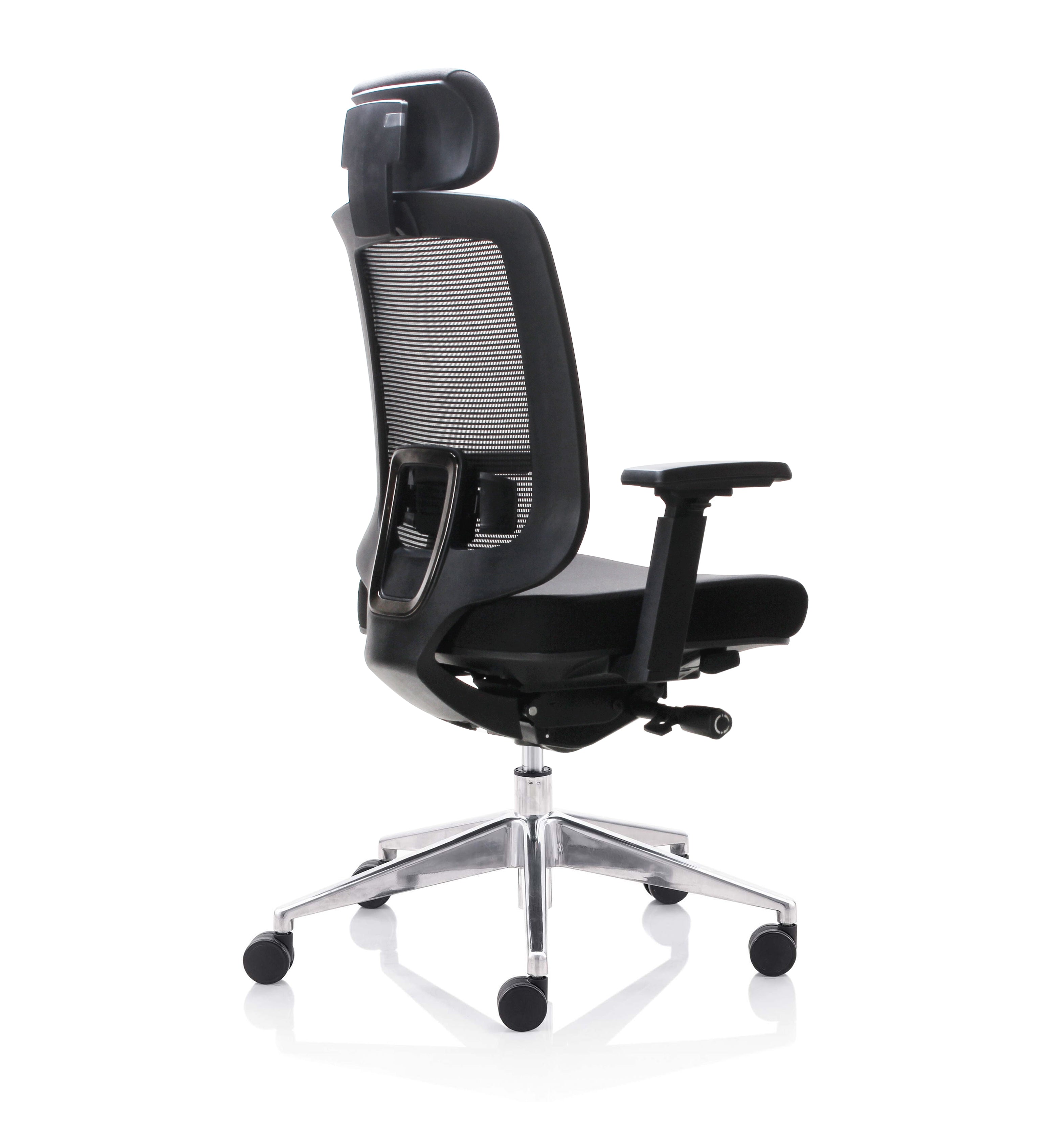 Le Fauteuil Ergonomique Léo - Avec têtière de Monsieur Bureau allie dossier en maille, assise coussinée, accoudoirs et base à cinq roulettes, pour un confort optimal au bureau. Vu de dos et légèrement de côté sur fond blanc.