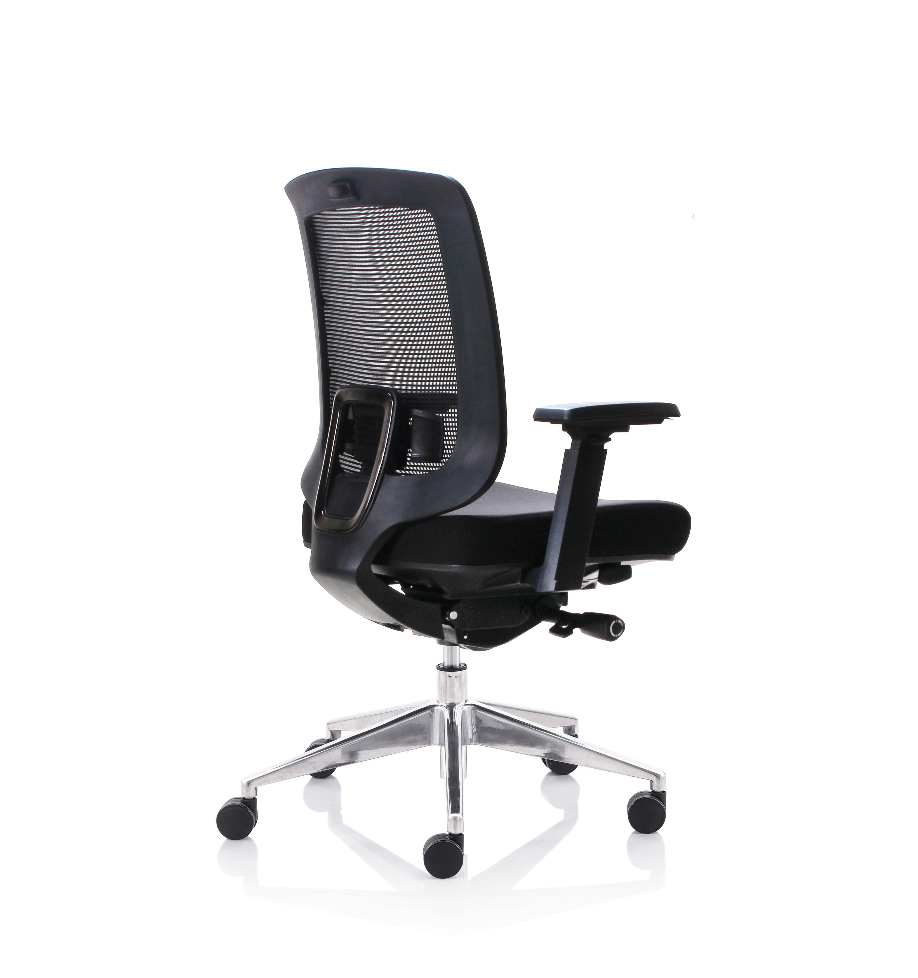 Le Fauteuil Ergonomique Léo - Mécanisme synchrone de Monsieur Bureau est un siège de bureau moderne de couleur noire avec dossier en maille, accoudoirs réglables, soutien lombaire réglable et piétement chromé à cinq roulettes, présenté en angle sur fond blanc.