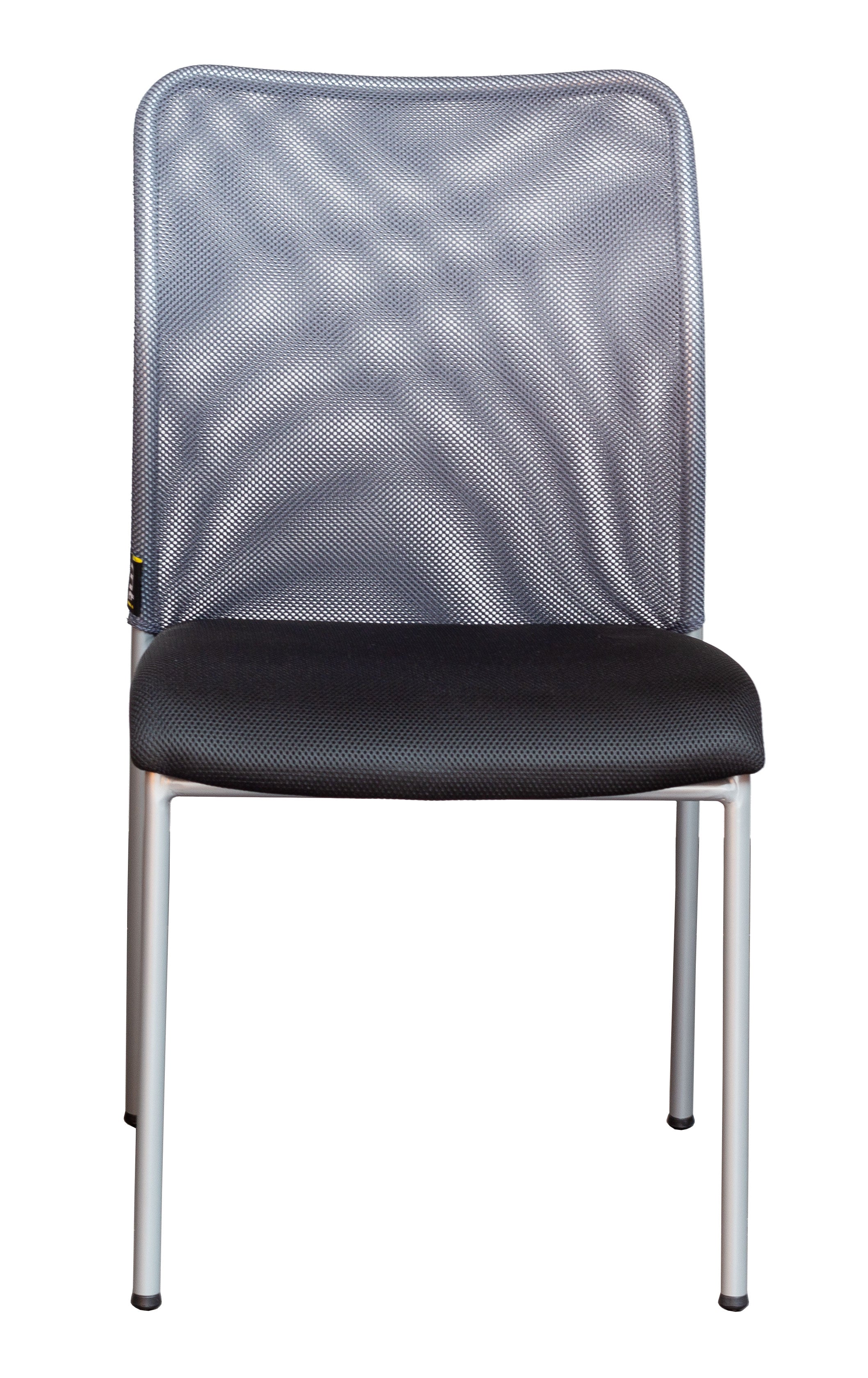 Le Fauteuil Réunion Pégase Visiteur Empilable de Monsieur Bureau est doté d'un dossier en maille, d'une assise coussinée noire et de pieds en métal blanc, idéal pour les espaces professionnels. Présenté sur fond blanc.