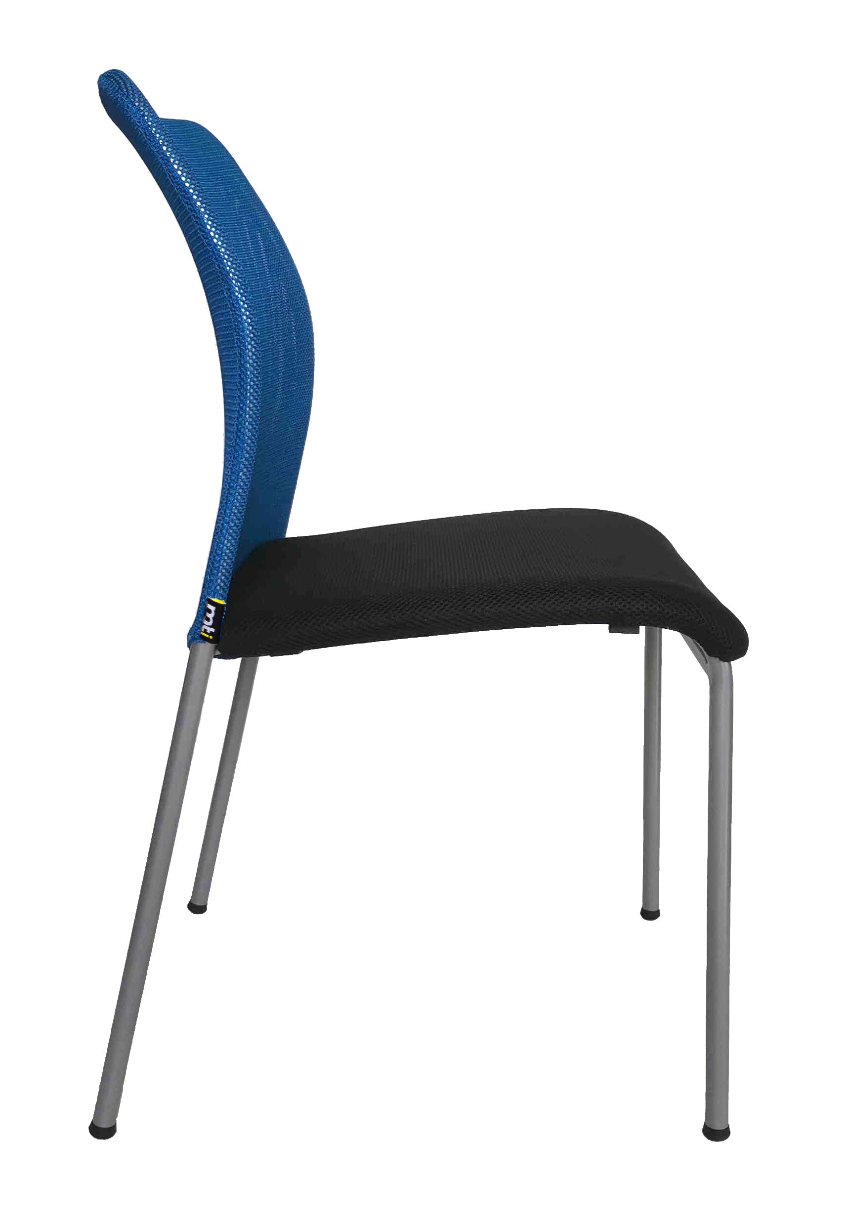Le Fauteuil Réunion Pégase Visiteur Empilable de Monsieur Bureau présente un dossier incurvé en maille bleue, une assise coussinée noire et quatre pieds en métal argenté. Idéal pour les espaces professionnels, il est présenté en vue latérale sur fond blanc.