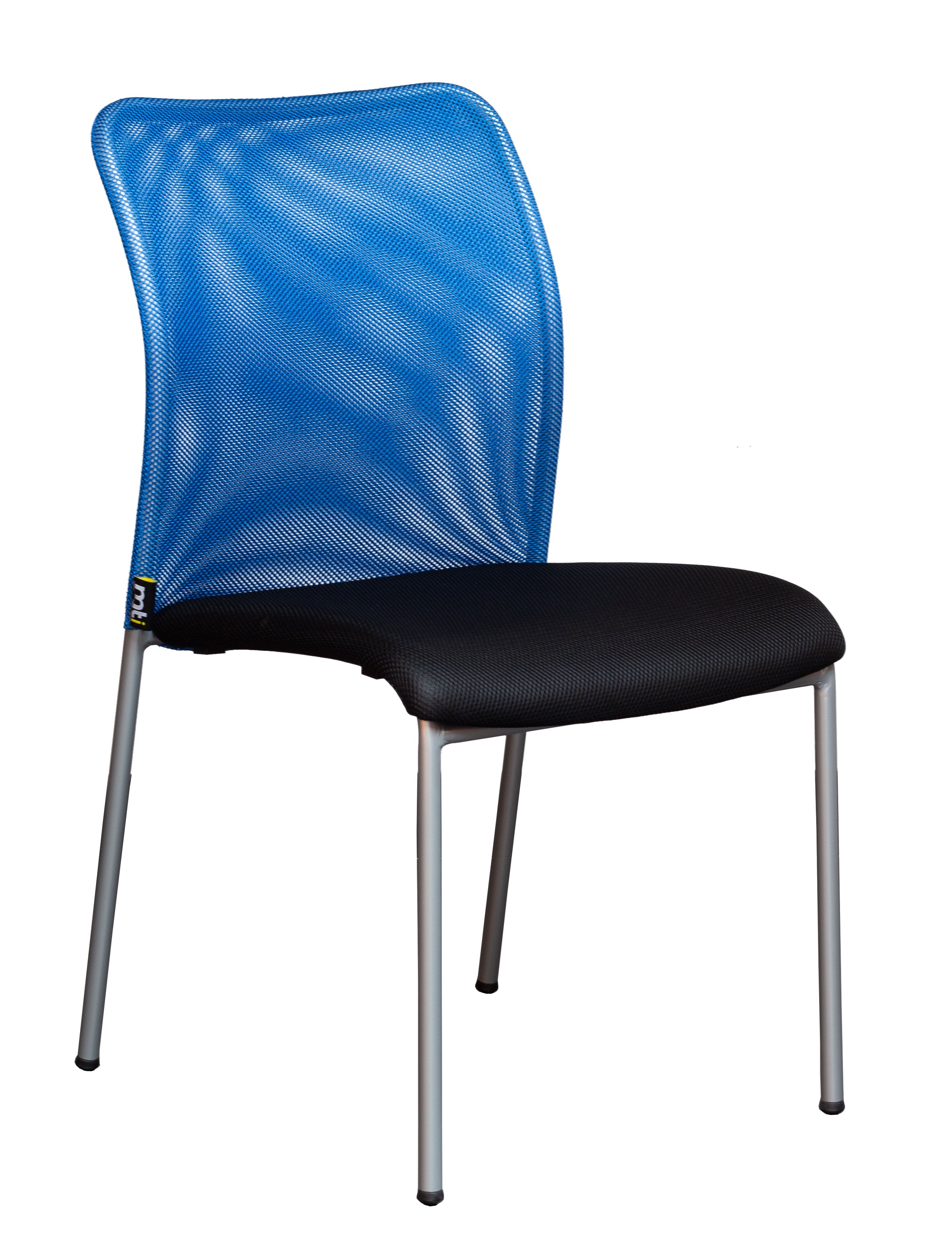 Le Fauteuil Réunion Pégase Visiteur Empilable de Monsieur Bureau se caractérise par une assise coussinée noire, un dossier en maille bleue et des pieds en métal argenté, présentés sur un fond blanc uni.