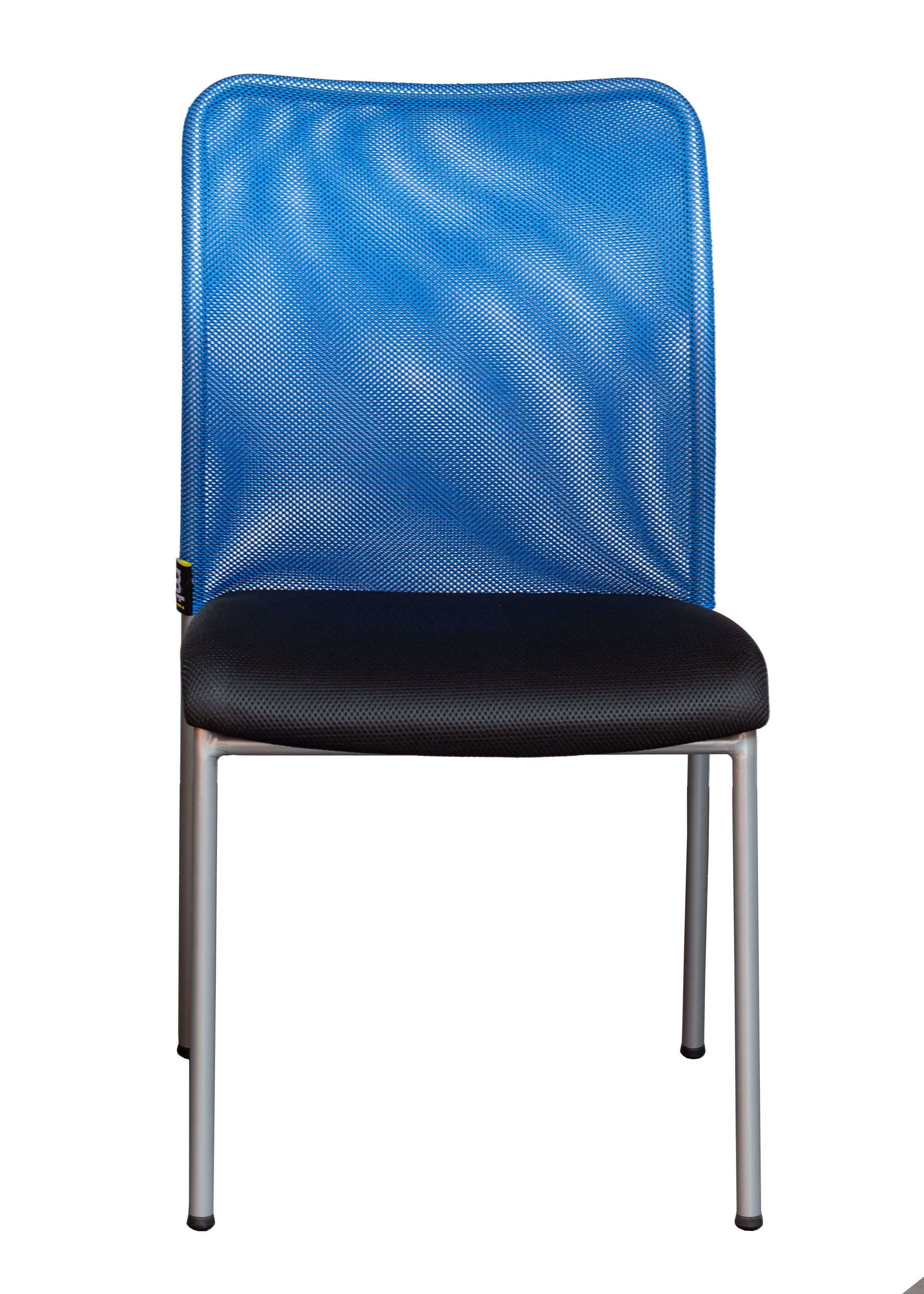 Le Fauteuil Réunion Pégase Visiteur Empilable de Monsieur Bureau est doté d'un dossier en maille bleue, d'une assise coussinée noire et de pieds en métal argenté. Il est parfait pour le mobilier professionnel ou la réunion. Photographié sur fond blanc.