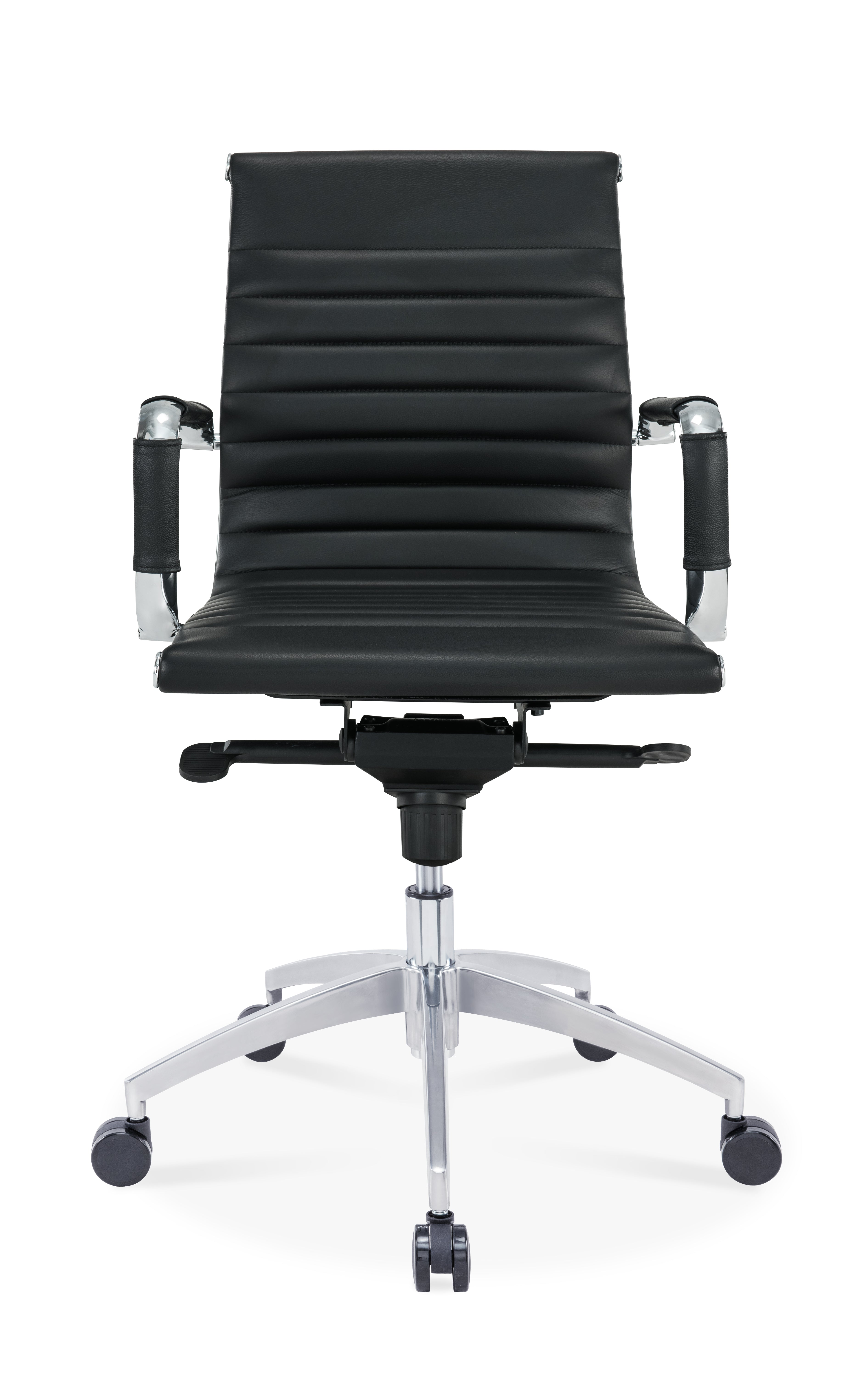 Le Monsieur Bureau Fauteuil Réunion basculant Persée Cuir Bas Dossier est une chaise moderne en cuir noir avec des surpiqûres horizontales, des accoudoirs en métal et un piètement chromé à cinq roues, présentée de face sur fond blanc.