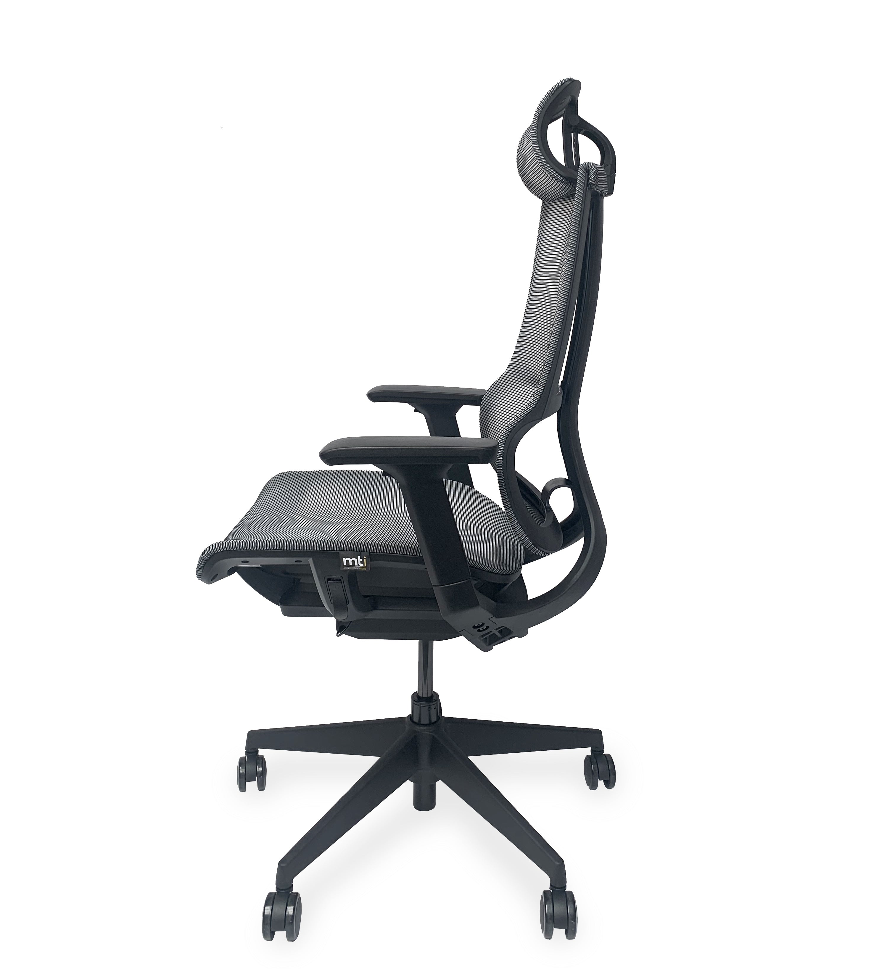 Le Fauteuil de bureau ergo Lyre synchrone 3D de Monsieur Bureau est doté d'un dossier en maille, d'accoudoirs et d'un appui-tête réglables, ainsi que d'un piètement noir à cinq roulettes pour un meilleur maintien lors d'une utilisation intensive. Il est présenté de profil sur fond blanc.