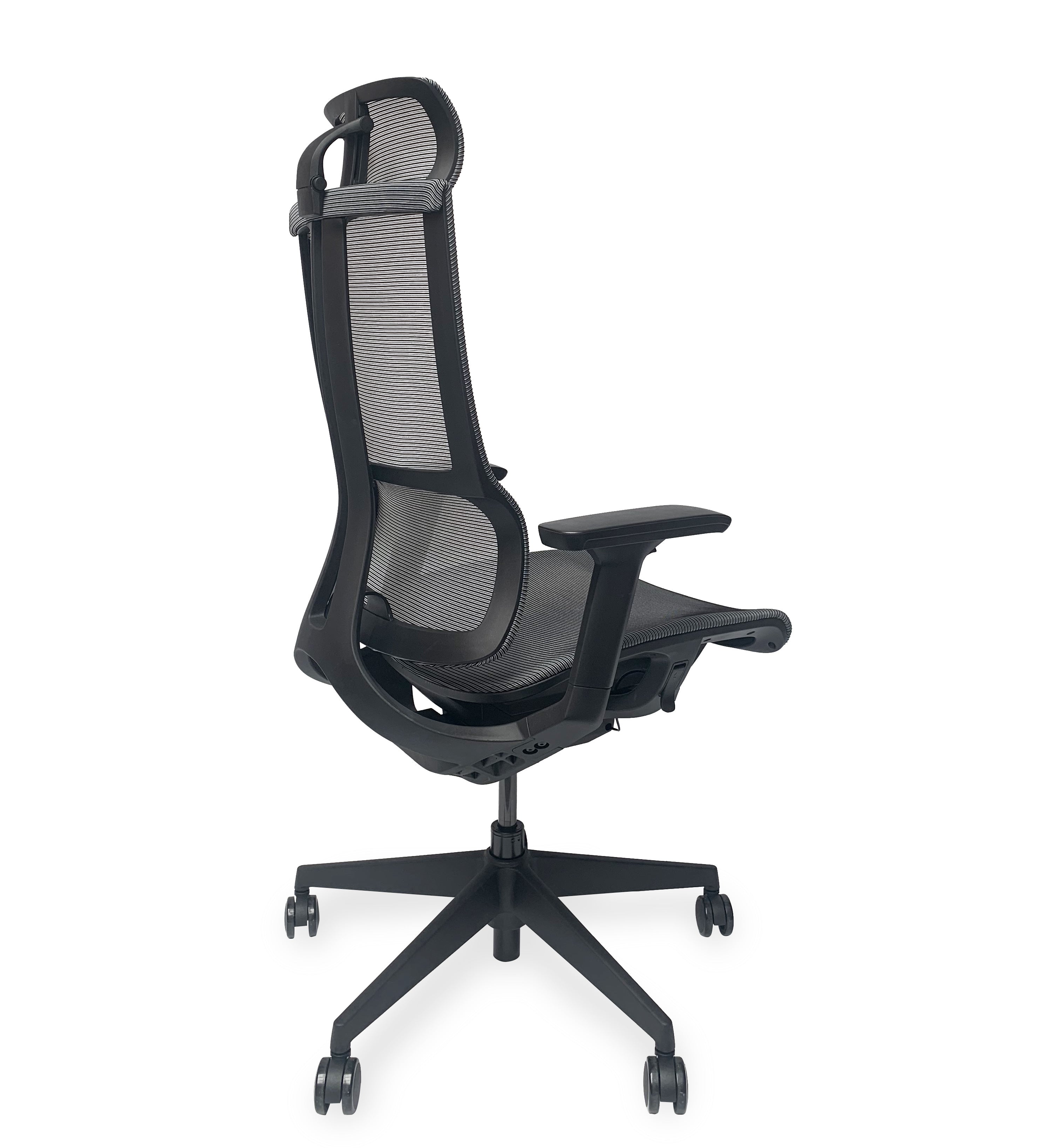 Le Fauteuil de bureau ergo Lyre synchrone 3D de Monsieur Bureau est doté d'un dossier en maille noire, d'accoudoirs réglables et d'un piètement à cinq roues pour un excellent soutien postural lors d'une utilisation intensive, vue de l'arrière.