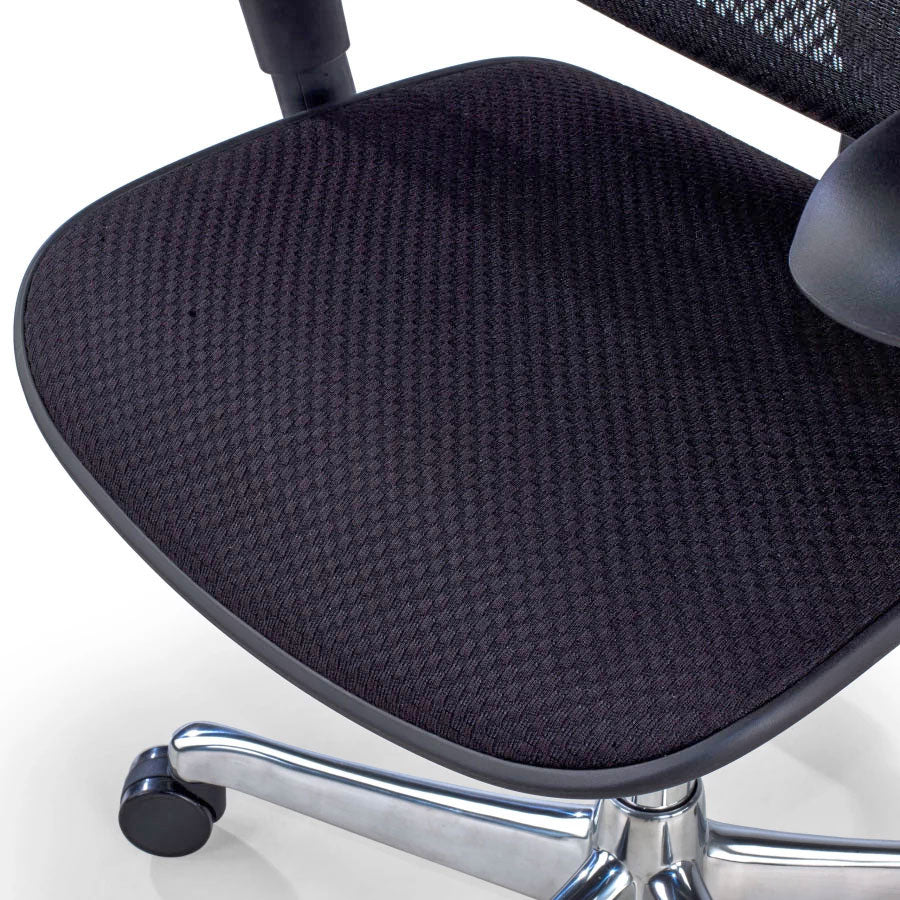 Gros plan sur le Fauteuil Ergonomique Ultra - Performance 5D de Monsieur Bureau, avec son assise en maille noire, son piètement chromé et ses roulettes, conçu pour un usage professionnel intensif sur fond blanc.