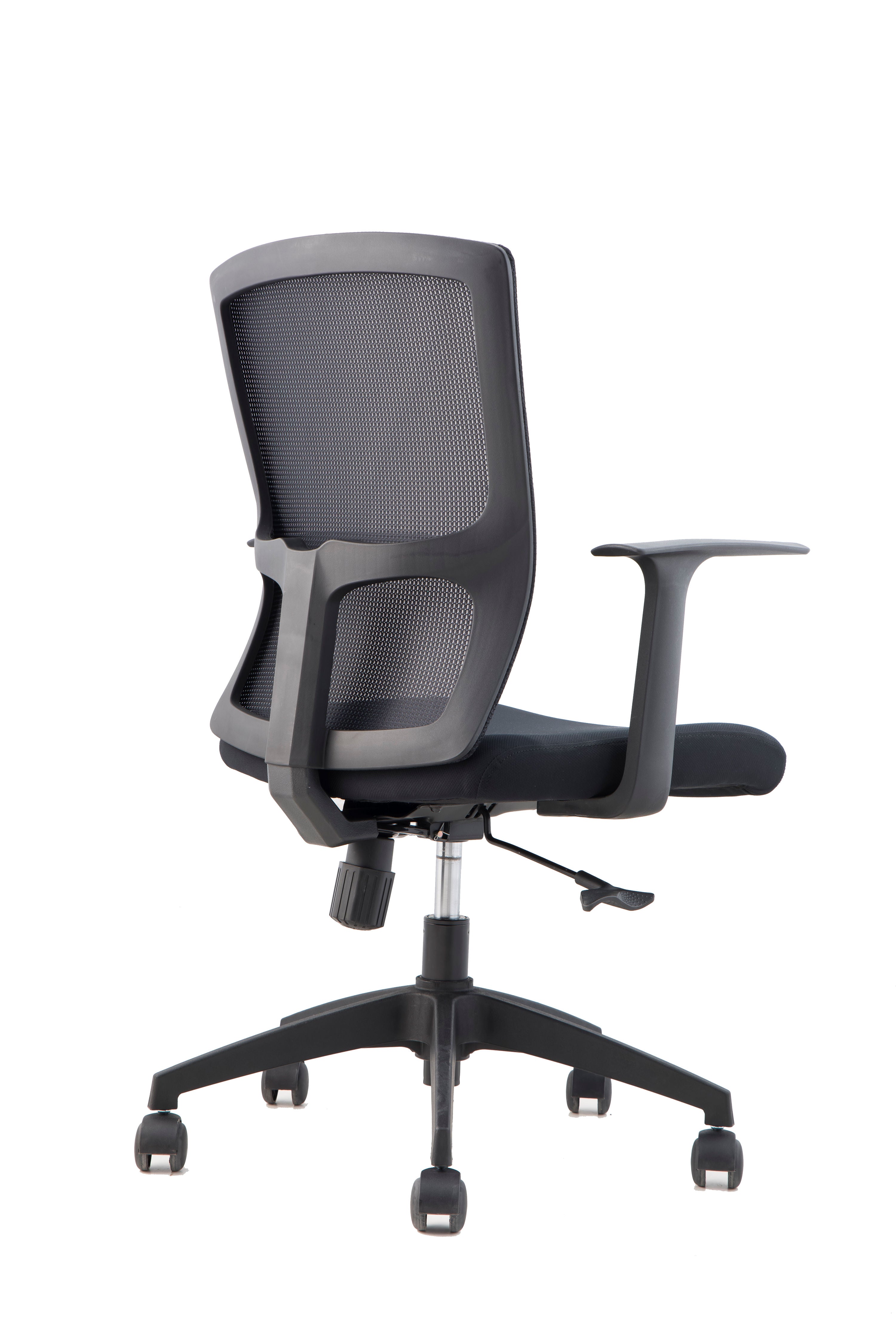 Le Fauteuil de Bureau Mensa Basculant Centré de Monsieur Bureau est présenté de dos, avec un dossier en maille noire, des accoudoirs réglables et cinq roulettes, parfait pour une installation de bureau professionnelle et durable.