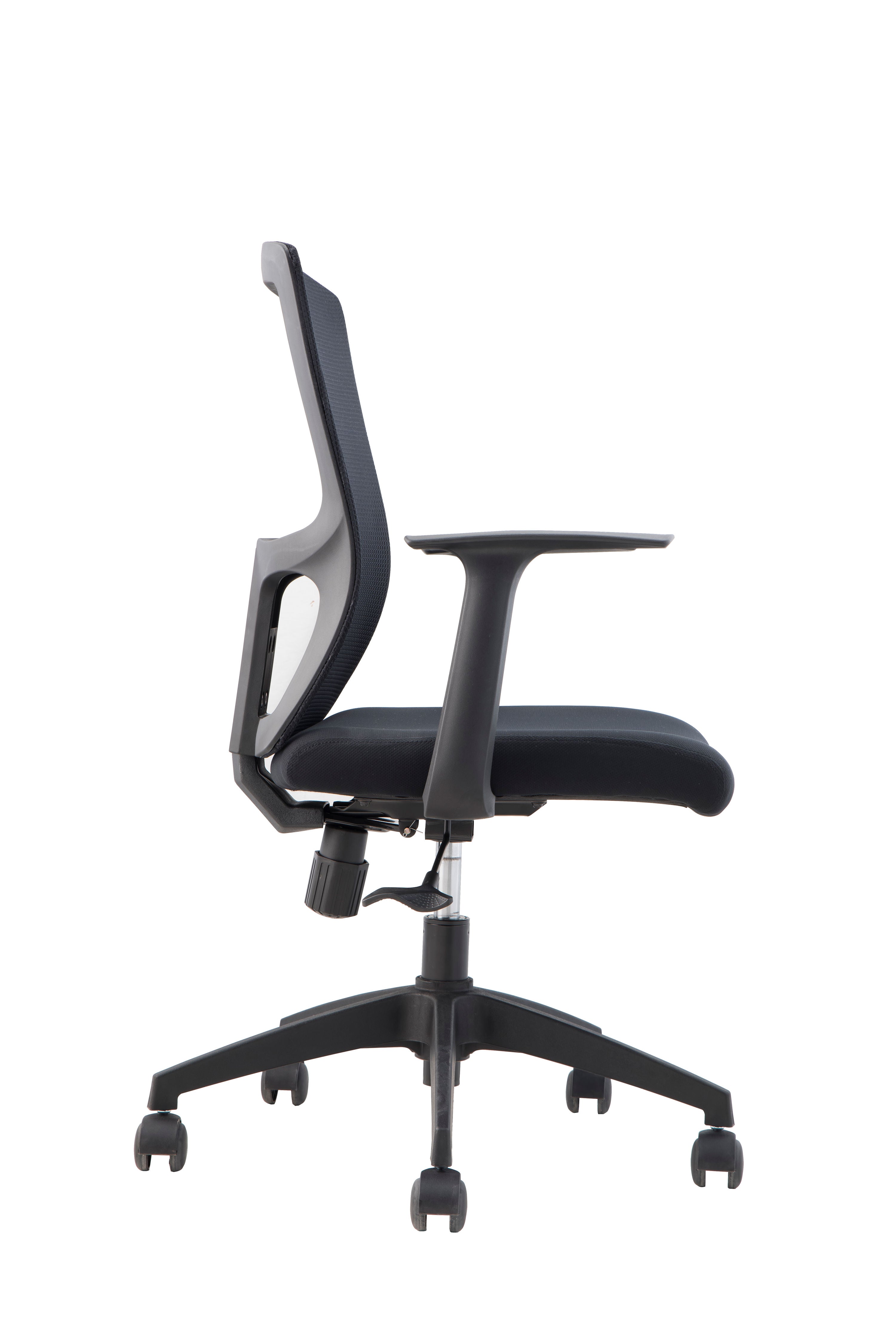 Le Monsieur Bureau Fauteuil de Bureau Mensa Basculant Centré est présenté de profil, avec un design moderne noir, des accoudoirs, un dossier en maille, un siège réglable et cinq roues pivotantes sur fond blanc.