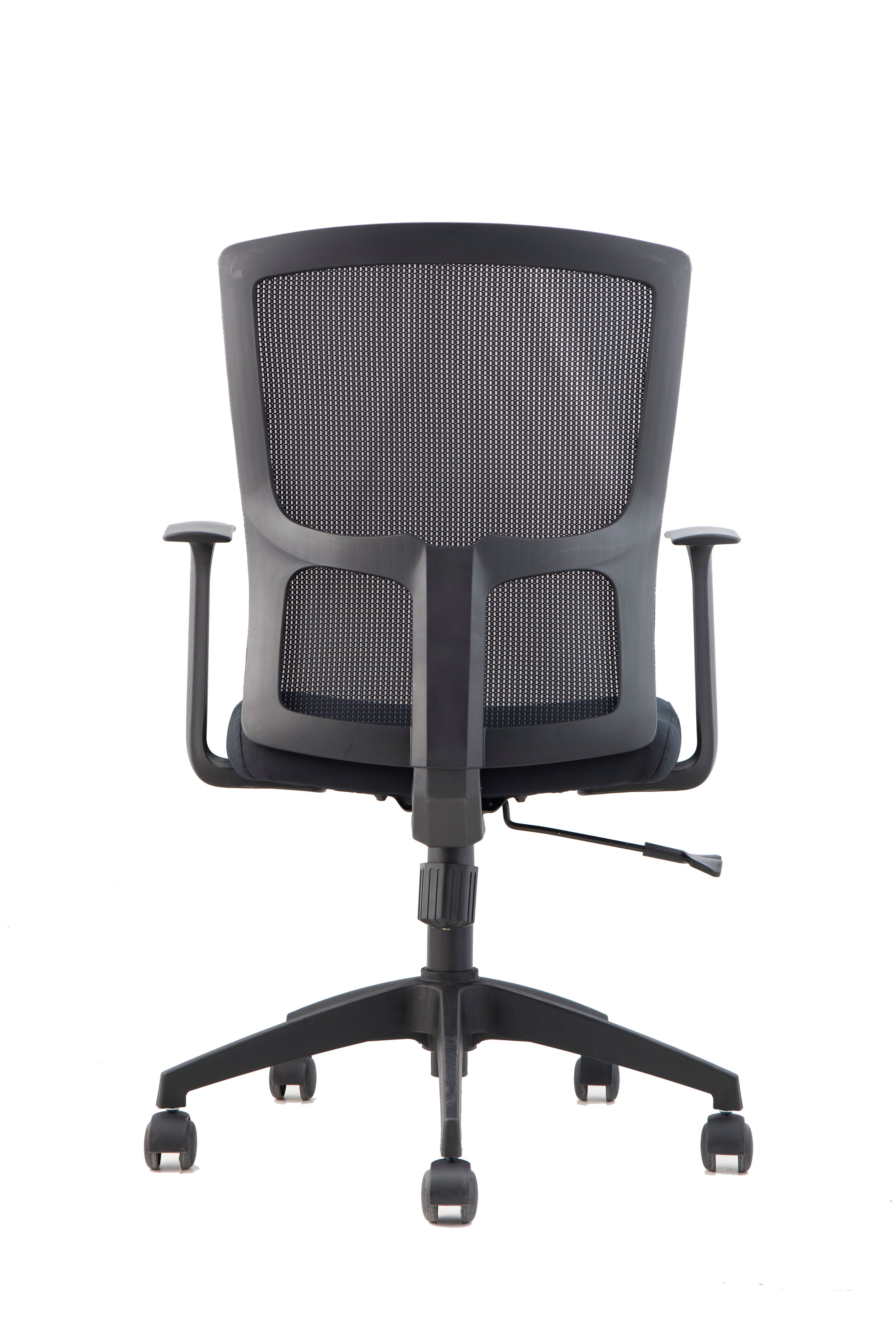 Le Monsieur Bureau Fauteuil de Bureau Mensa Basculant Centré est un siège de bureau ergonomique noir avec un dossier en maille, des accoudoirs réglables et cinq roues pivotantes, présenté de dos sur fond blanc pour un confort et un soutien optimaux.
