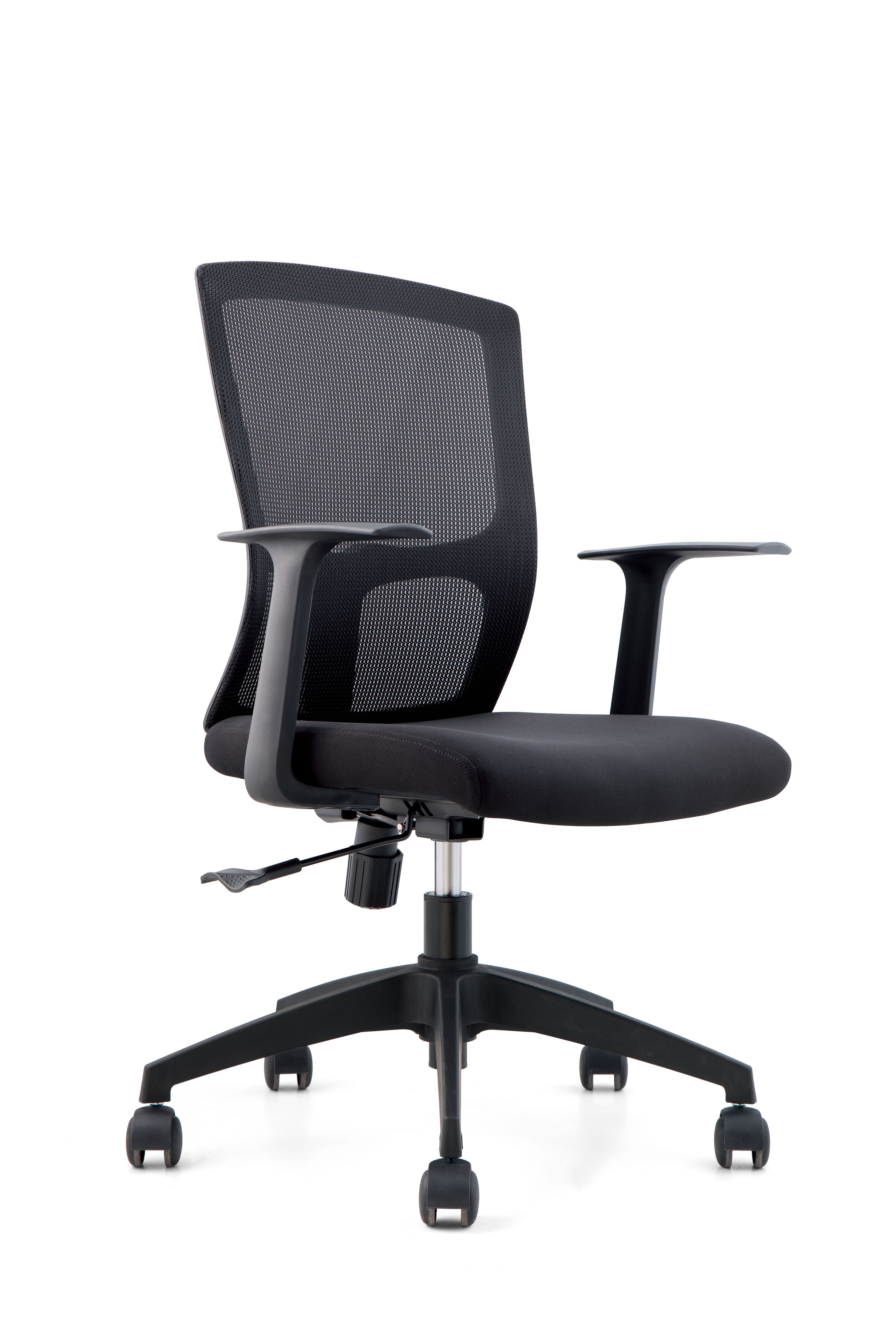 Le Fauteuil de Bureau Mensa Basculant Centré de Monsieur Bureau est une chaise de bureau moderne de couleur noire avec un dossier en maille, une assise rembourrée, des accoudoirs, un levier de réglage de la hauteur et cinq roulettes, sur fond blanc.