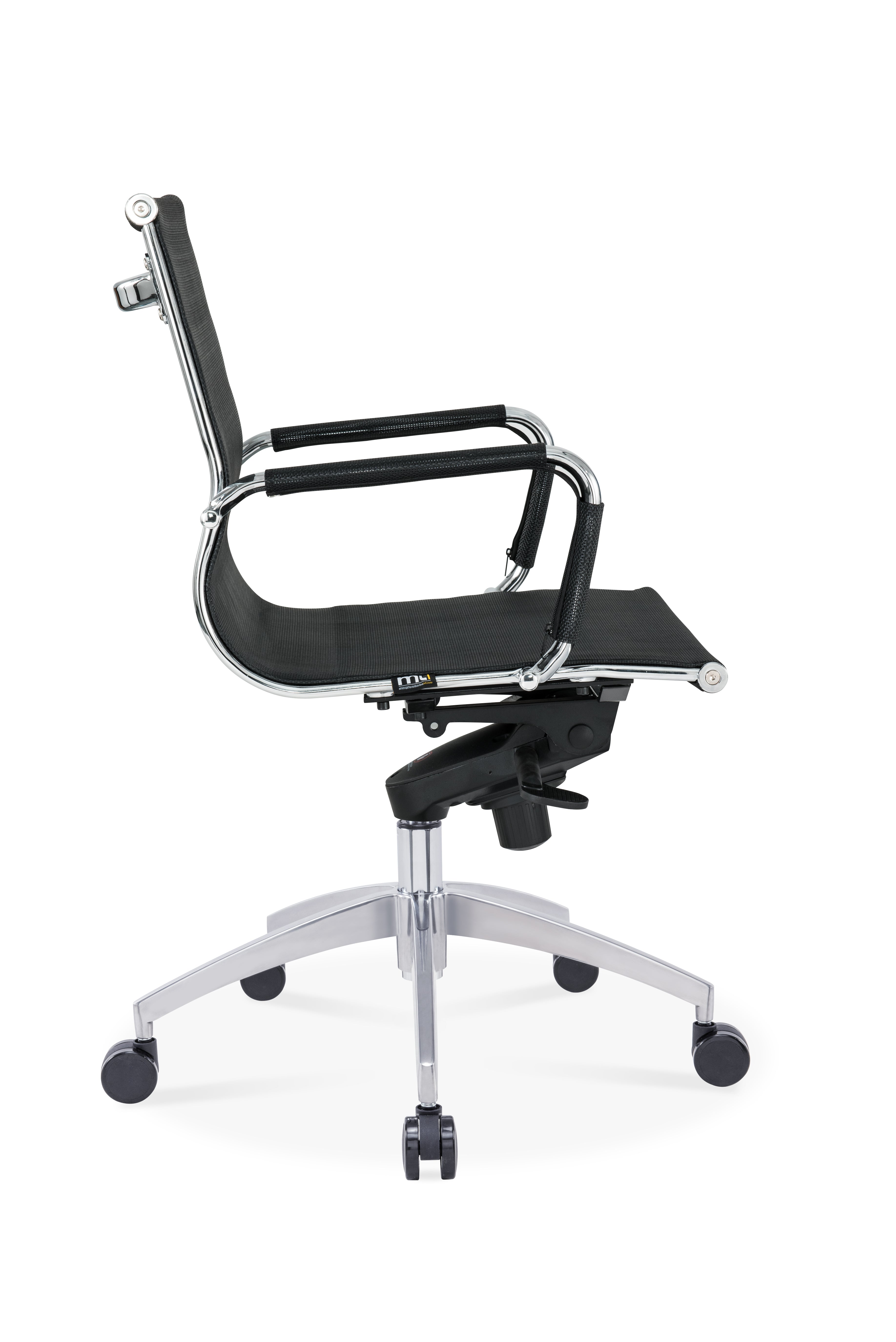 Le Monsieur Bureau Fauteuil Réunion basculant Persée Bas Dossier Résille est doté d'un dossier en maille noire, d'accoudoirs et d'un cadre chromés, ainsi que d'une base à cinq roulettes, présentée de profil sur fond blanc.