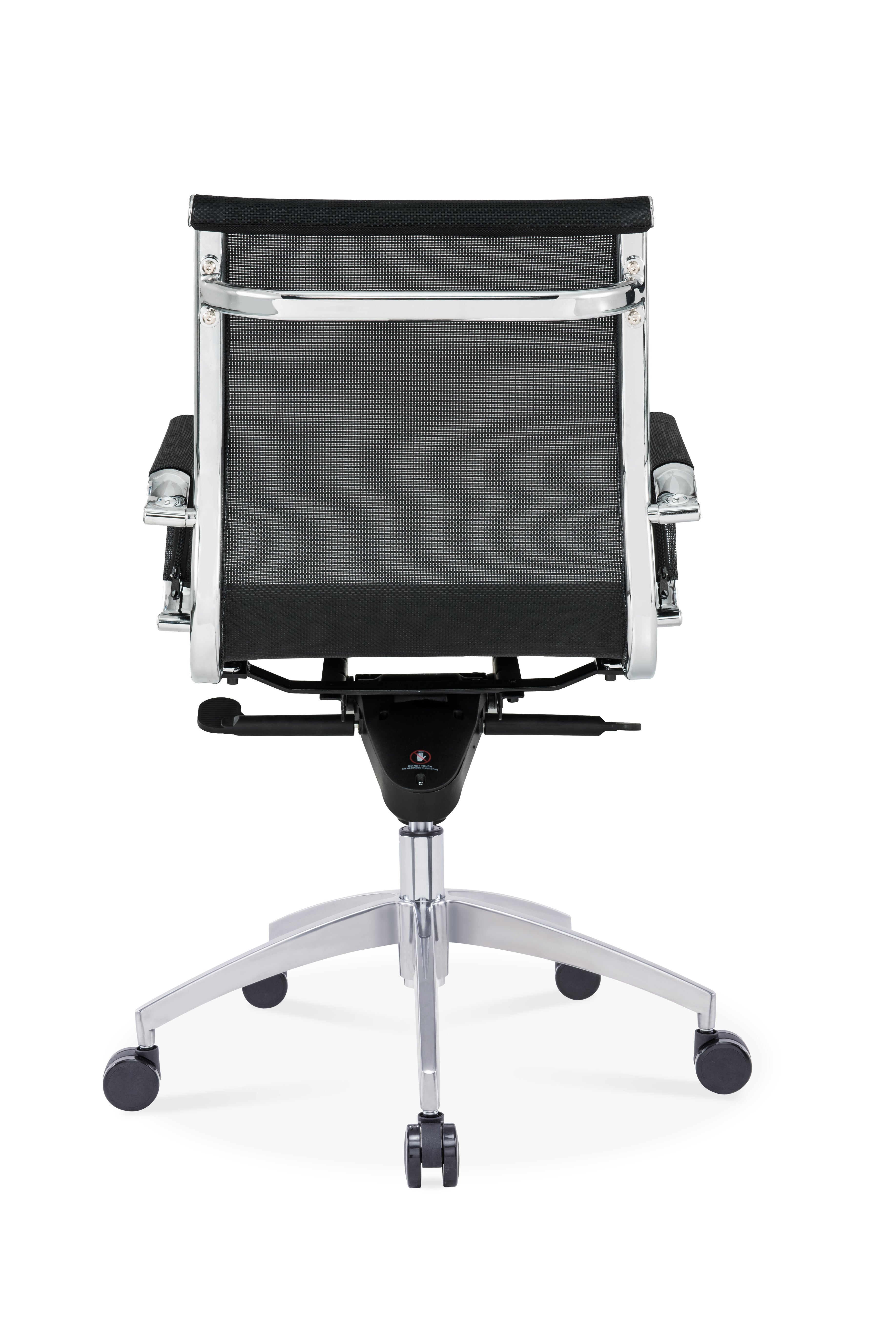Le Monsieur Bureau Fauteuil Réunion basculant Persée Bas Dossier Résille est doté d'un dossier en maille, d'accoudoirs en métal et d'un piètement chromé à cinq roues, présenté de dos sur fond blanc.