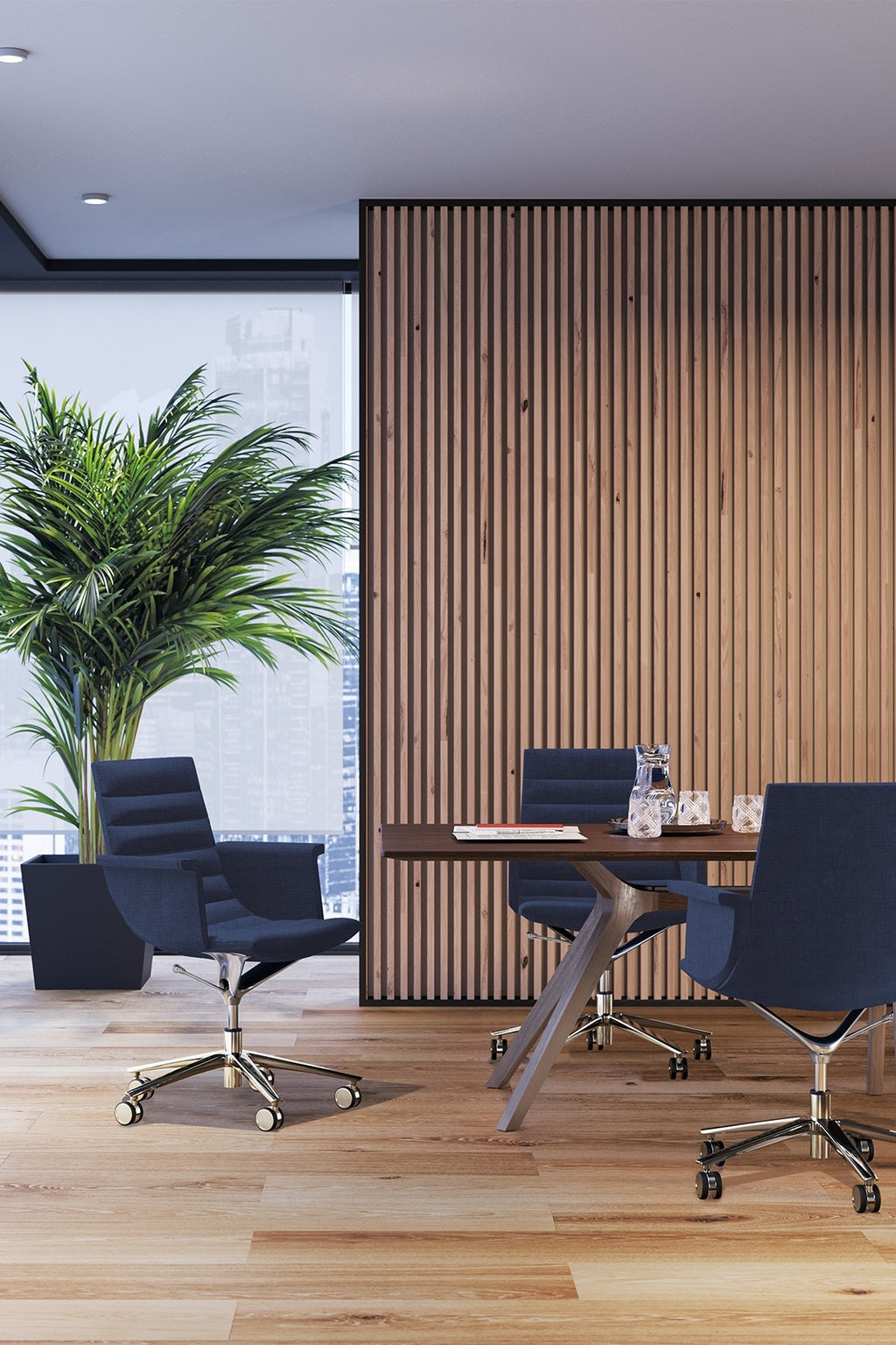 Bureau moderne avec sol en bois et mur en lattes, comprenant une table avec trois chaises Monsieur Bureau Fauteuil design Altara (dossier moyen & accoudoirs confort), un pichet d'eau en verre, des tasses, et une grande plante en pot près de la fenêtre avec vue sur la ville.#finitions_bleu_marine