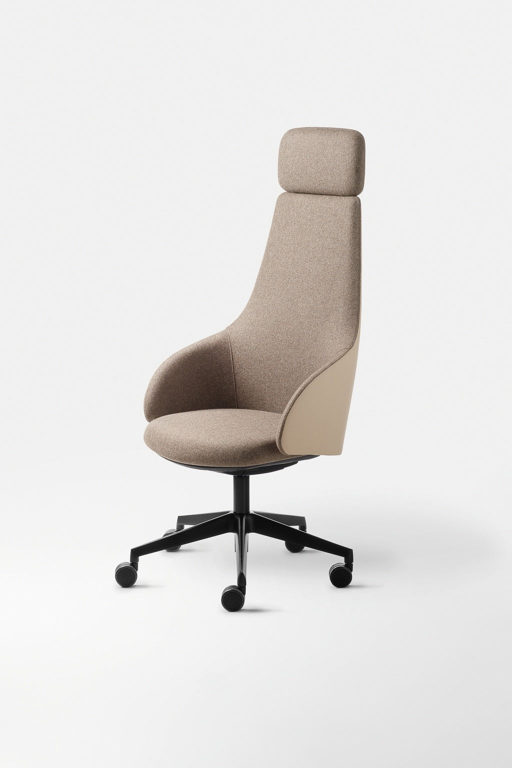 Le Fauteuil directionnel Kanteo de Monsieur Bureau est doté d'un dossier haut, d'un appui-tête intégré et d'accoudoirs incurvés. Rembourré en tissu marron clair, il repose sur une base pivotante noire à cinq roues sur un fond blanc uni.