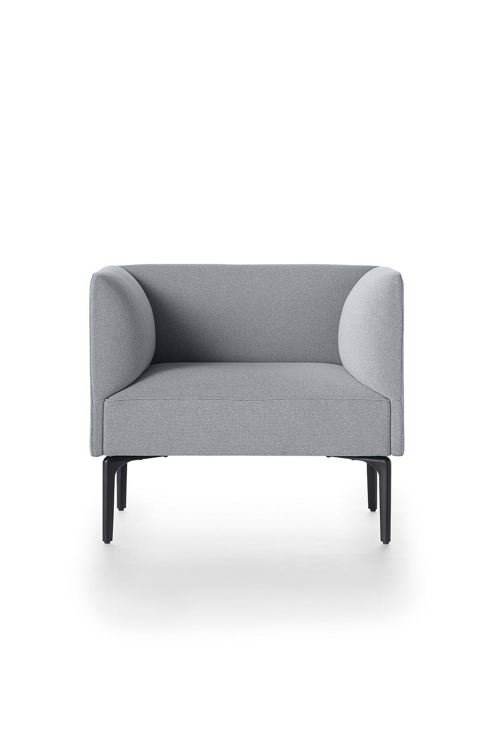Le Fauteuil d'accueil Kay de Monsieur Bureau présente un design italien moderne avec un aspect gris minimaliste, des accoudoirs arrondis, un dossier bas et des pieds noirs élancés - idéal pour tout espace d'accueil professionnel.