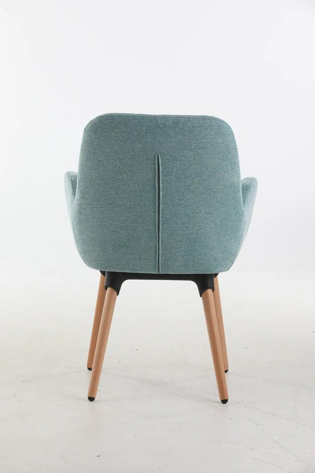 Le Fauteuil d'accueil et réunion Shino de Monsieur Bureau présente un design moderne avec un revêtement bleu clair, des pieds en bois et un dossier légèrement incurvé, présenté de dos sur un fond blanc uni.