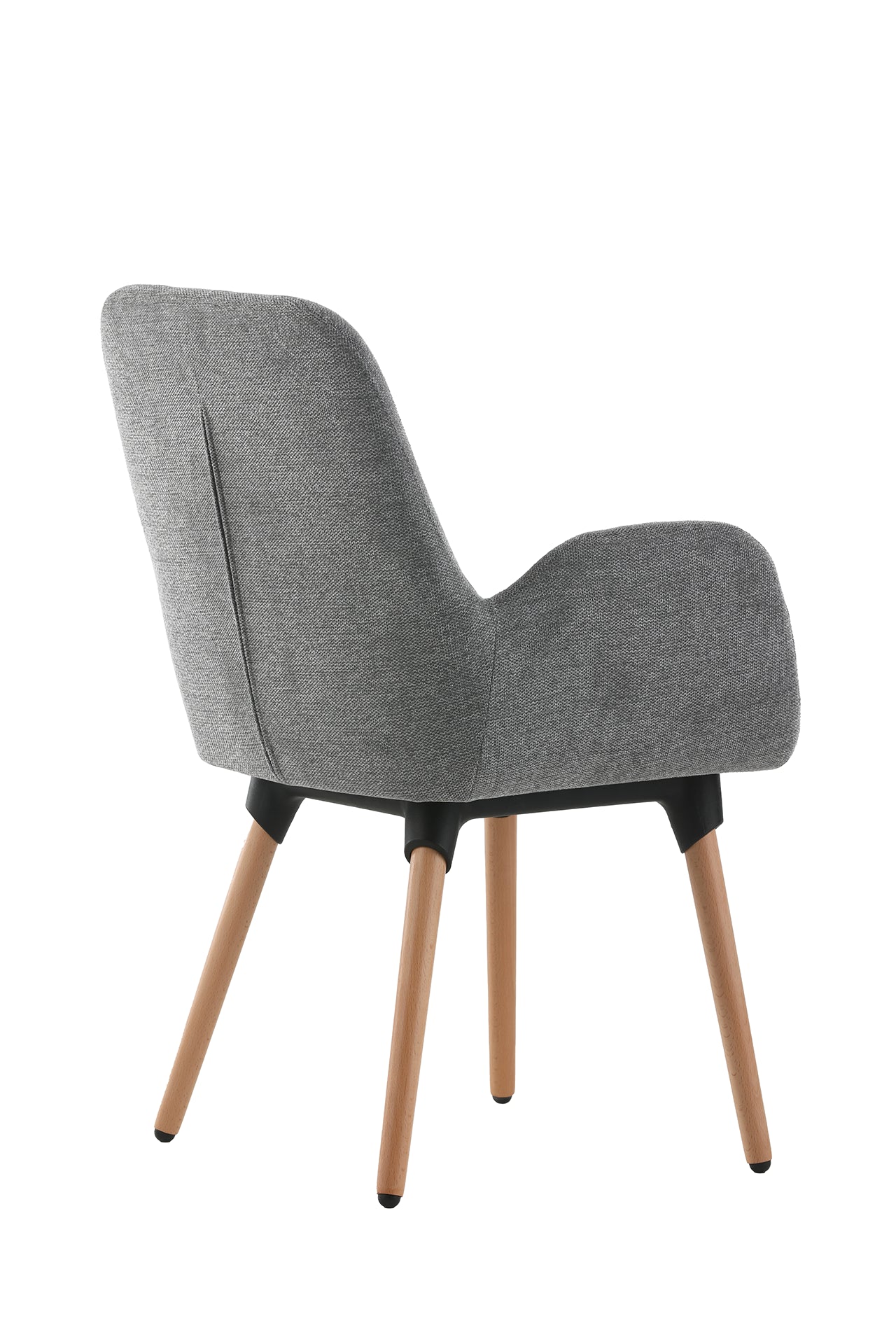 Le Fauteuil d'accueil et réunion Shino de Monsieur Bureau se caractérise par un revêtement gris clair, un dossier incliné, quatre pieds en bois et un design scandinave minimaliste vu de trois quarts arrière.