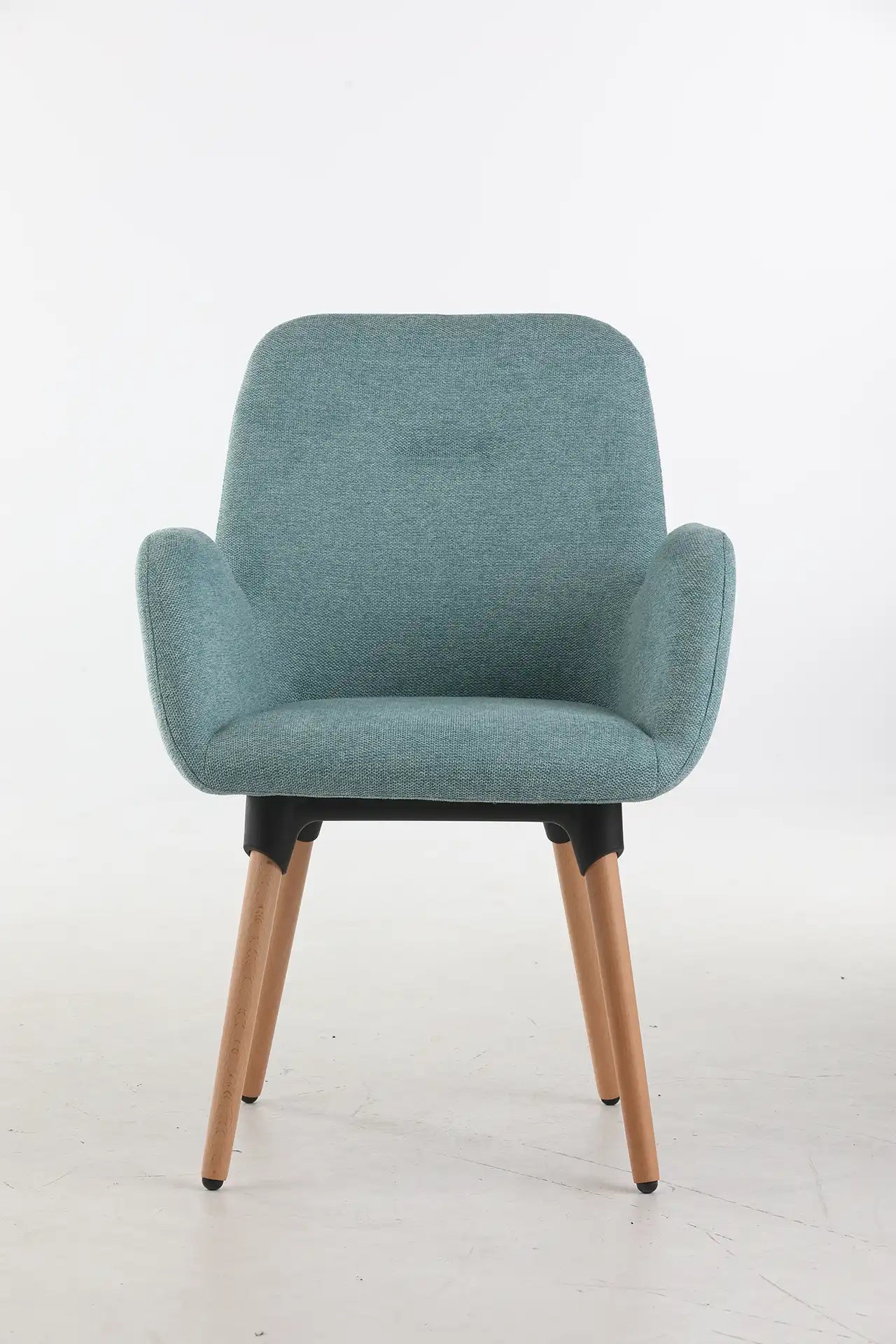 Le Fauteuil d'accueil et réunion Shino de Monsieur Bureau présente un design scandinave moderne avec revêtement bleu clair, accoudoirs légèrement courbés, dossier arrondi et quatre pieds en bois clair, photographié sur fond blanc.#finitions_turquoise