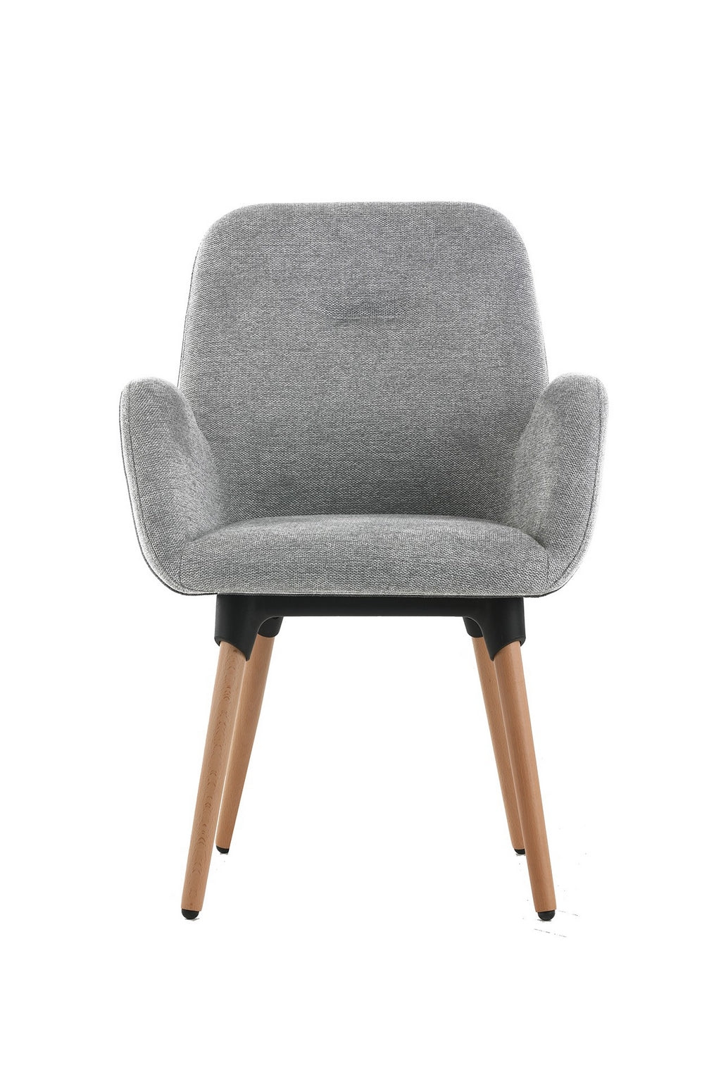 Le Fauteuil d'accueil et réunion Shino de Monsieur Bureau se caractérise par un revêtement gris clair, un dossier et des accoudoirs incurvés, et quatre pieds angulaires en bois, présentés sur un fond blanc uni.