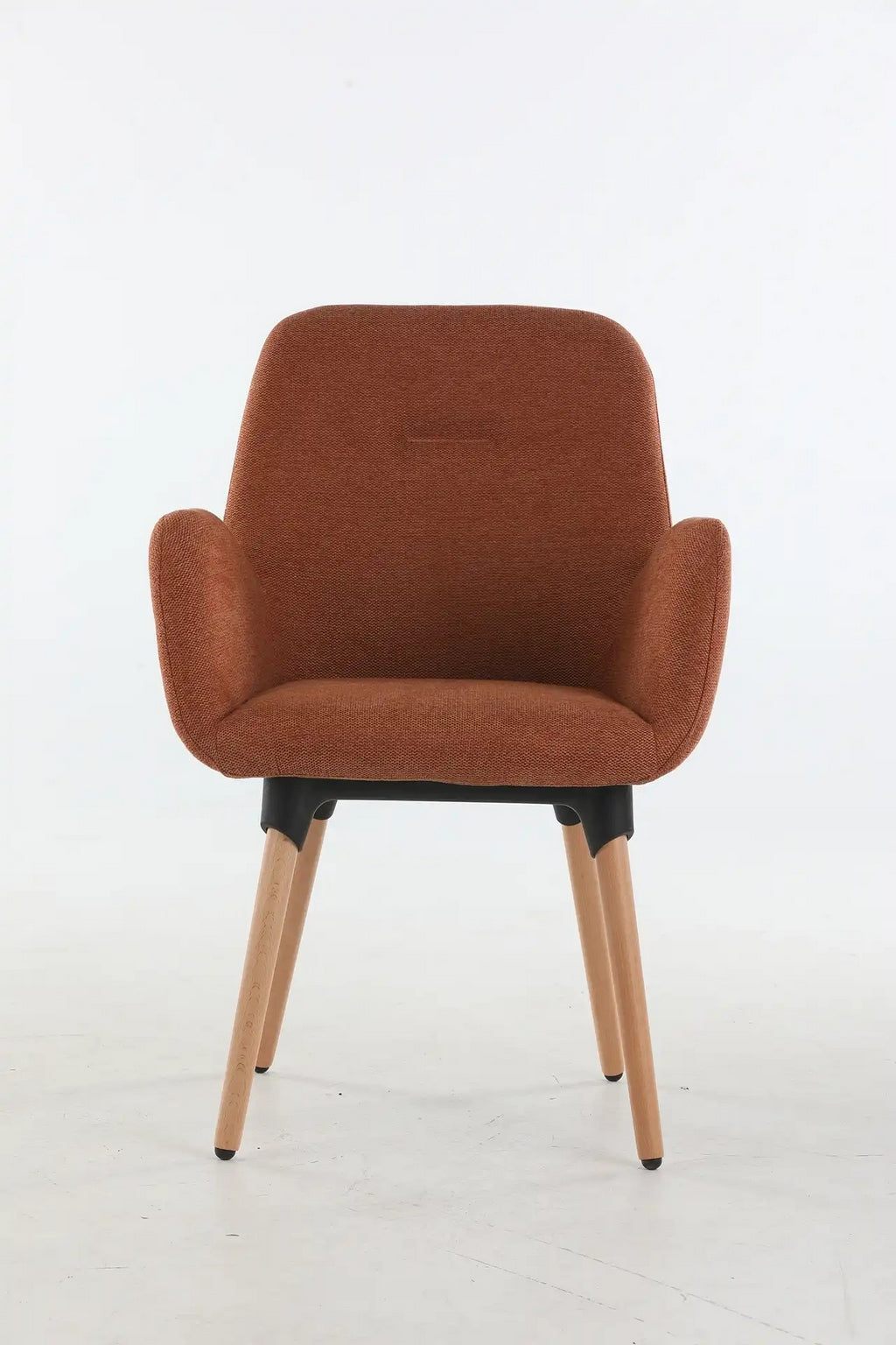 Le Fauteuil d'accueil et réunion Shino - Pieds bois de Monsieur Bureau est une chaise scandinave moderne avec un dossier et des accoudoirs incurvés, un revêtement de couleur rouille et quatre pieds en bois clair, sur un fond blanc uni.#finitions_terracotta