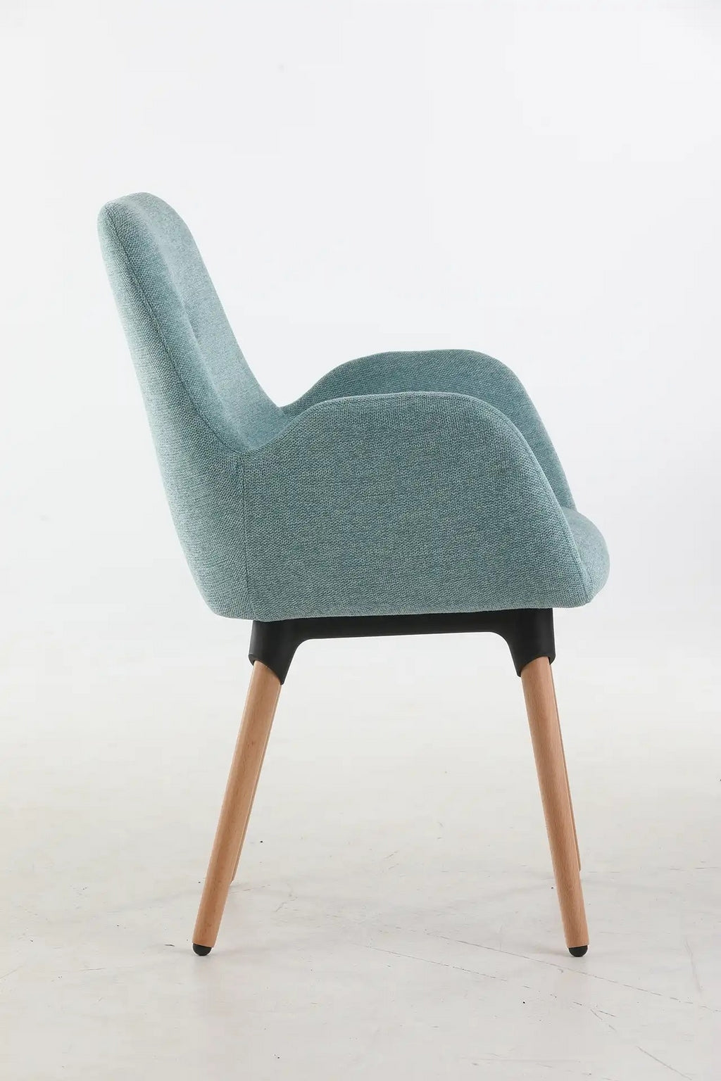 Le Fauteuil d'accueil et réunion Shino de Monsieur Bureau se caractérise par un revêtement bleu clair, des pieds en bois et un cadre de support noir. Cette élégante chaise est présentée de côté sur un fond blanc uni.