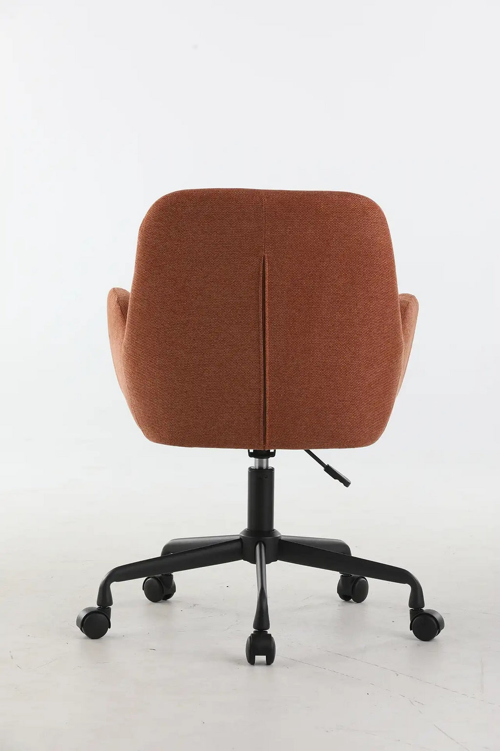Le Fauteuil d'accueil et réunion Shino - Sur Roulettes de Monsieur Bureau est un fauteuil de bureau marron avec accoudoirs, vu de dos. Il est équipé d'un piètement pivotant noir, de cinq roulettes et d'une manette de réglage en hauteur, le tout sur fond blanc.