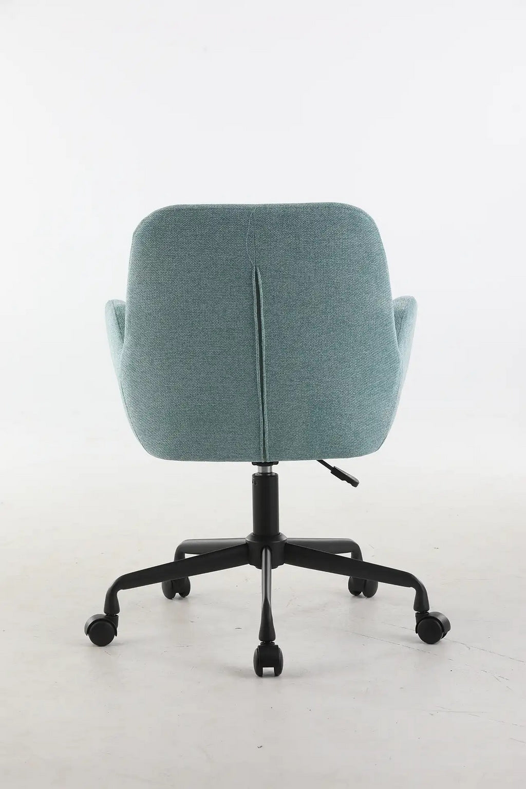 Le Fauteuil d'accueil et réunion Shino - Sur Roulettes de Monsieur Bureau est un fauteuil de bureau sarcelle clair avec accoudoirs, base noire à cinq roues et levier réglable, présenté de dos sur un fond blanc uni.