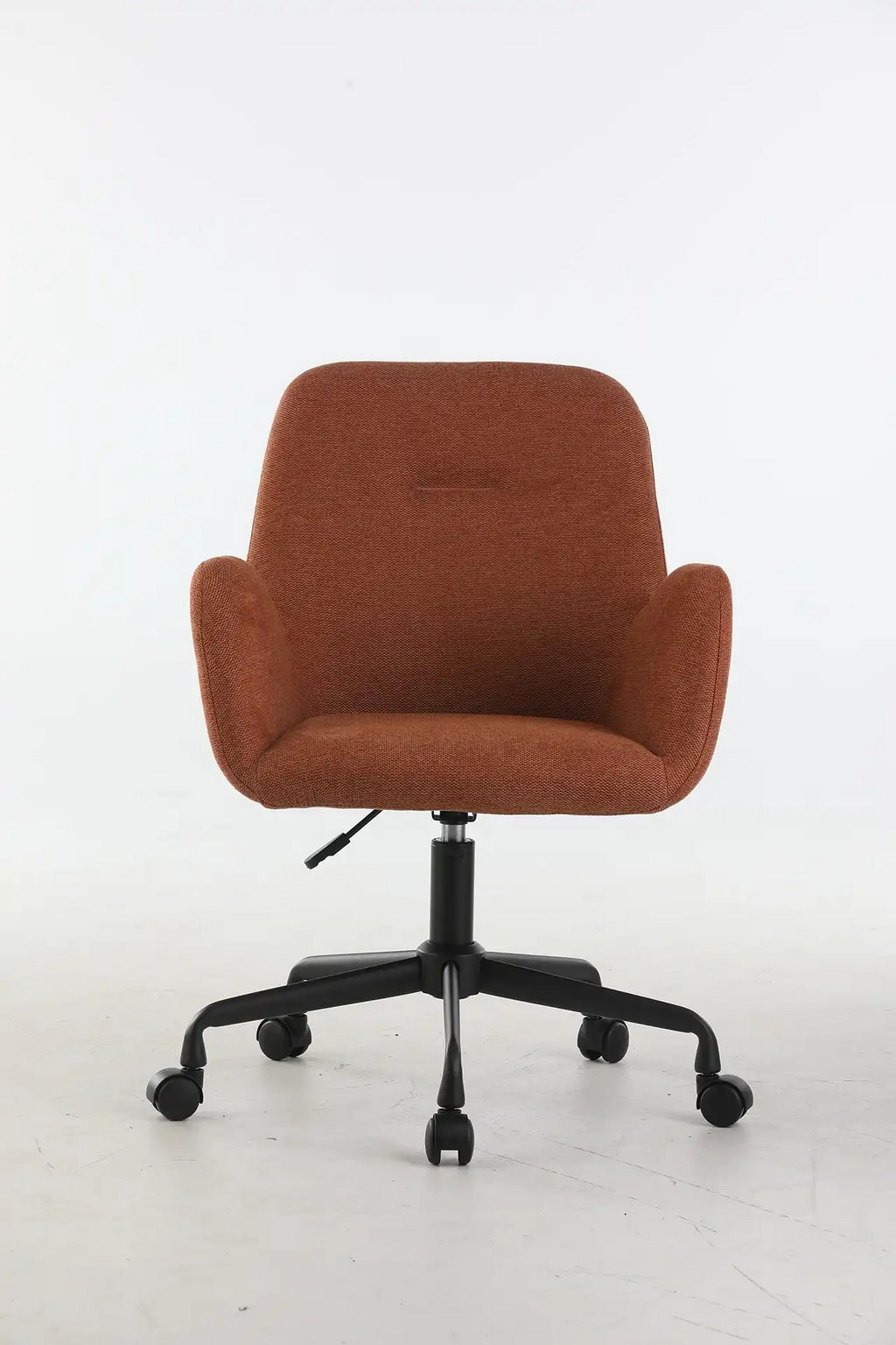 Le Fauteuil d'accueil et réunion Shino - Sur Roulettes de Monsieur Bureau est une chaise rembourrée marron avec accoudoirs, une manette de réglage en hauteur et cinq roulettes noires sur une base noire, présentée sur un fond blanc uni.terracotta