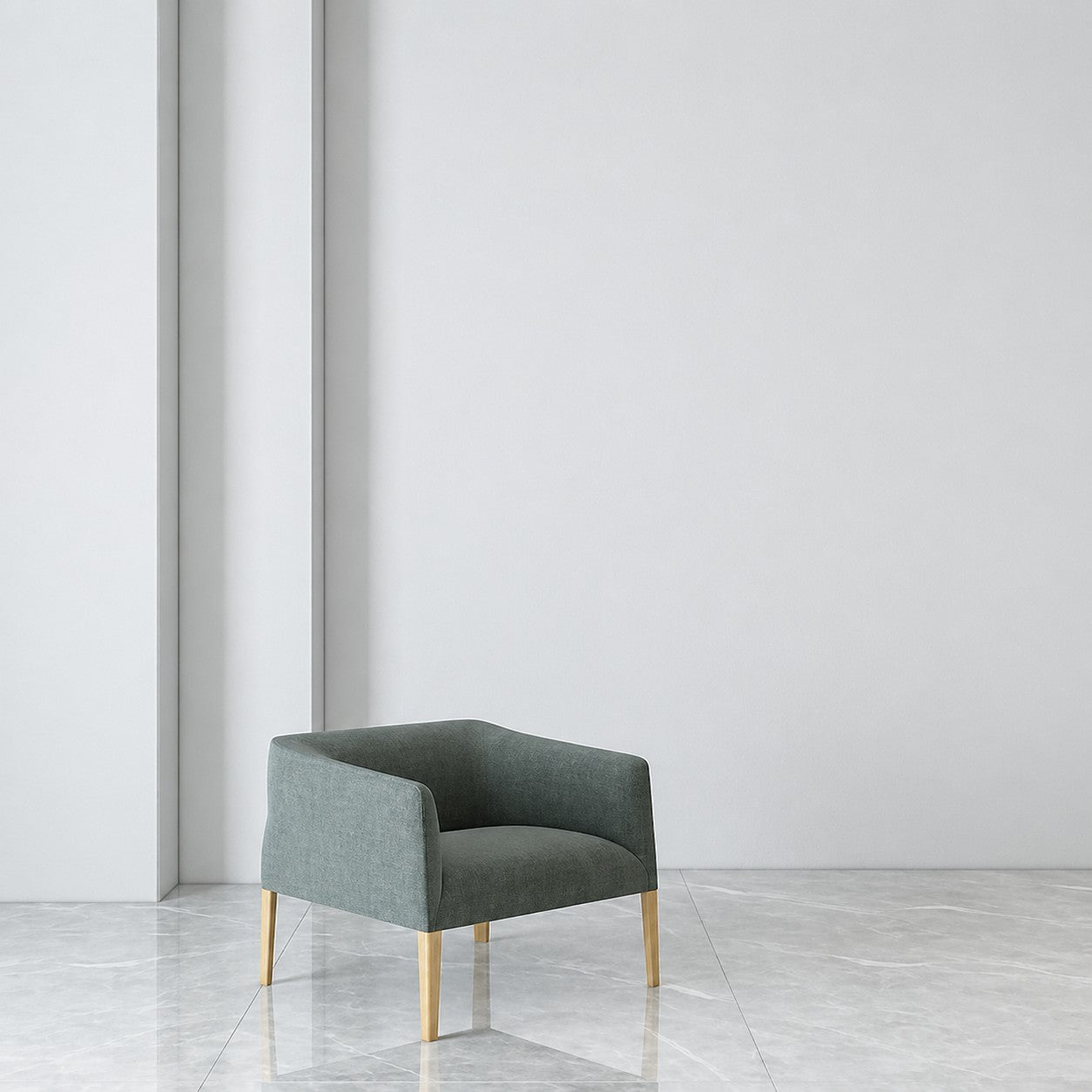 Dans une pièce minimaliste, le Fauteuil d'accueil lounge Alexi de Monsieur Bureau, revêtu d'un tissu gris et doté de pieds en bois, est posé sur un sol en marbre brillant contre un mur uni de couleur claire.