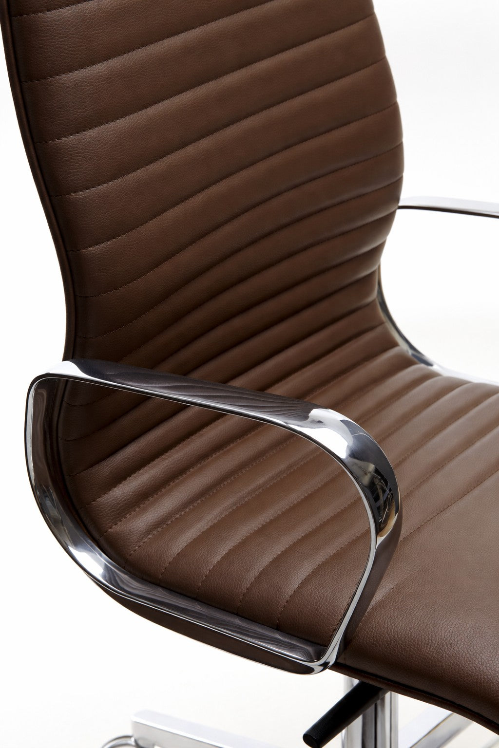 Gros plan du Monsieur Bureau Fauteuil de Direction Simili-Cuir Union, un fauteuil de direction italien avec un revêtement en similicuir marron nervuré et des accoudoirs chromés, présenté sur un fond blanc.#finitions_marron