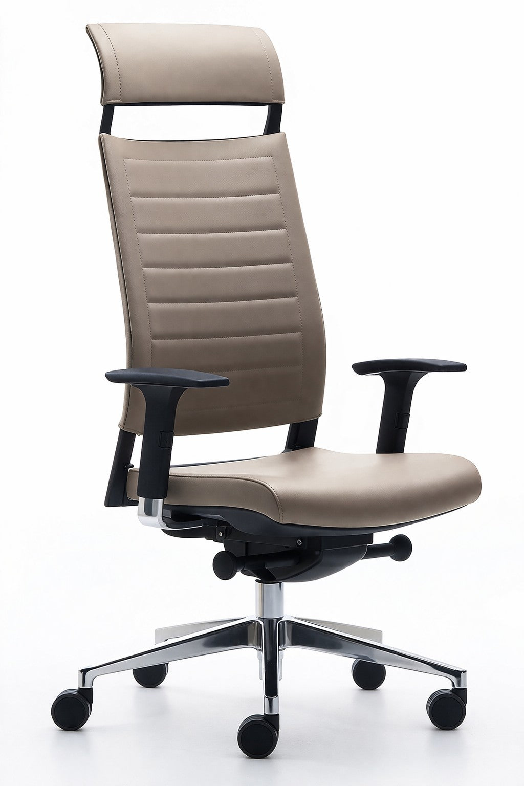 Le Fauteuil de Direction Cuir X Light de Monsieur Bureau est un siège de bureau ergonomique moderne avec un dossier haut, un revêtement en cuir fauve rembourré, des accoudoirs noirs réglables et une base en métal à cinq roues.
